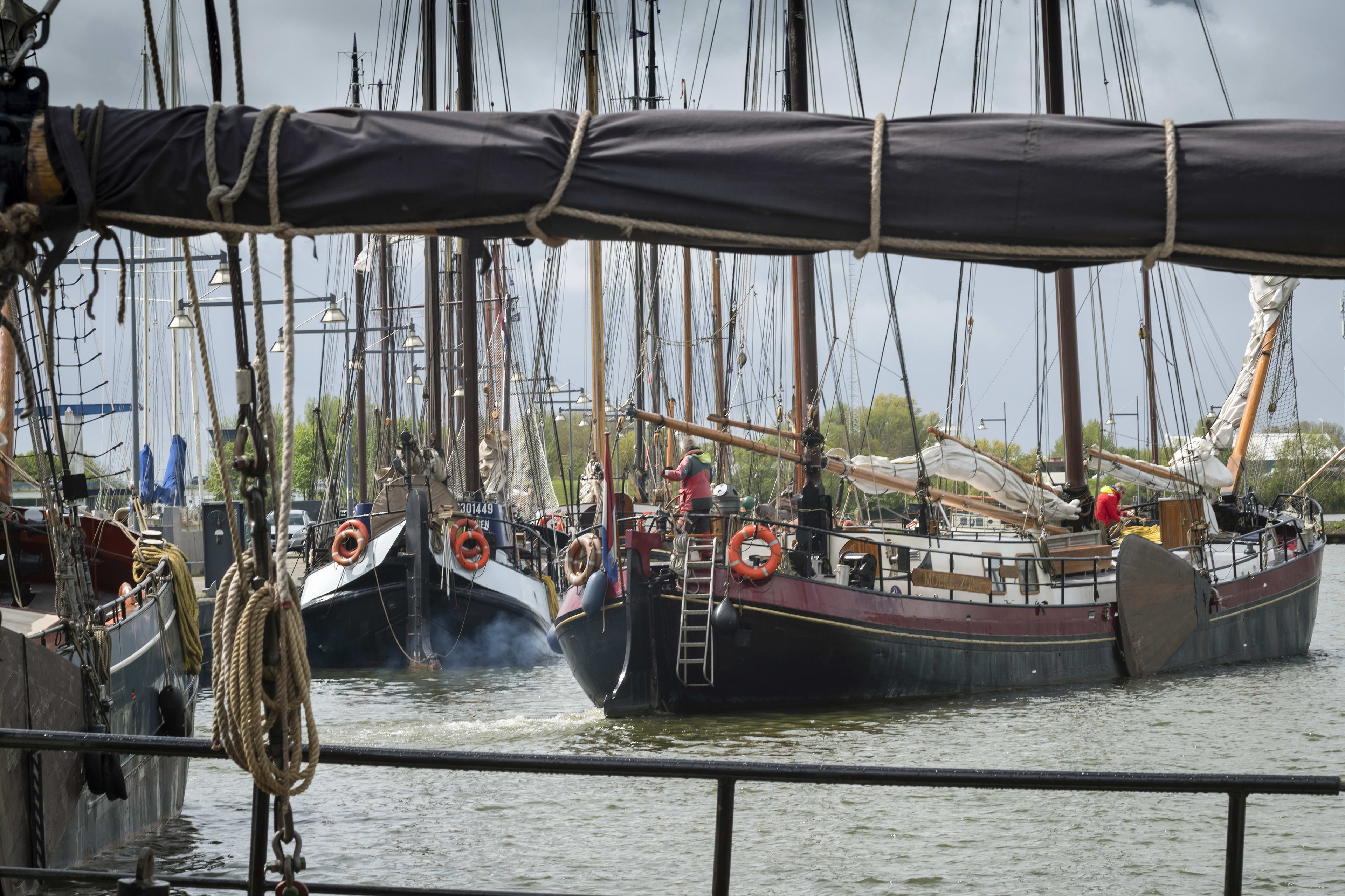 Tientallen historische schepen aan de ketting vanwege ontbrekende papieren