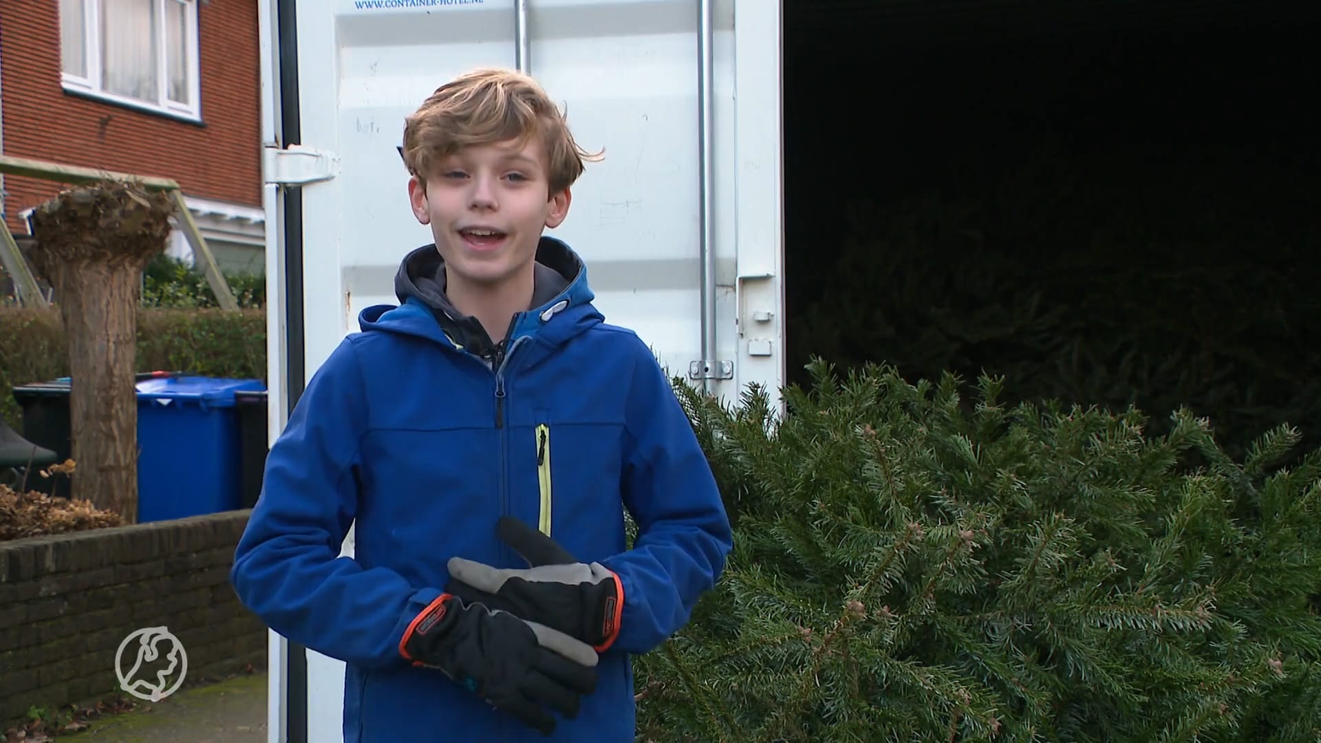 Walter (11) haalt kerstbomen op om geld in te zamelen voor Kika