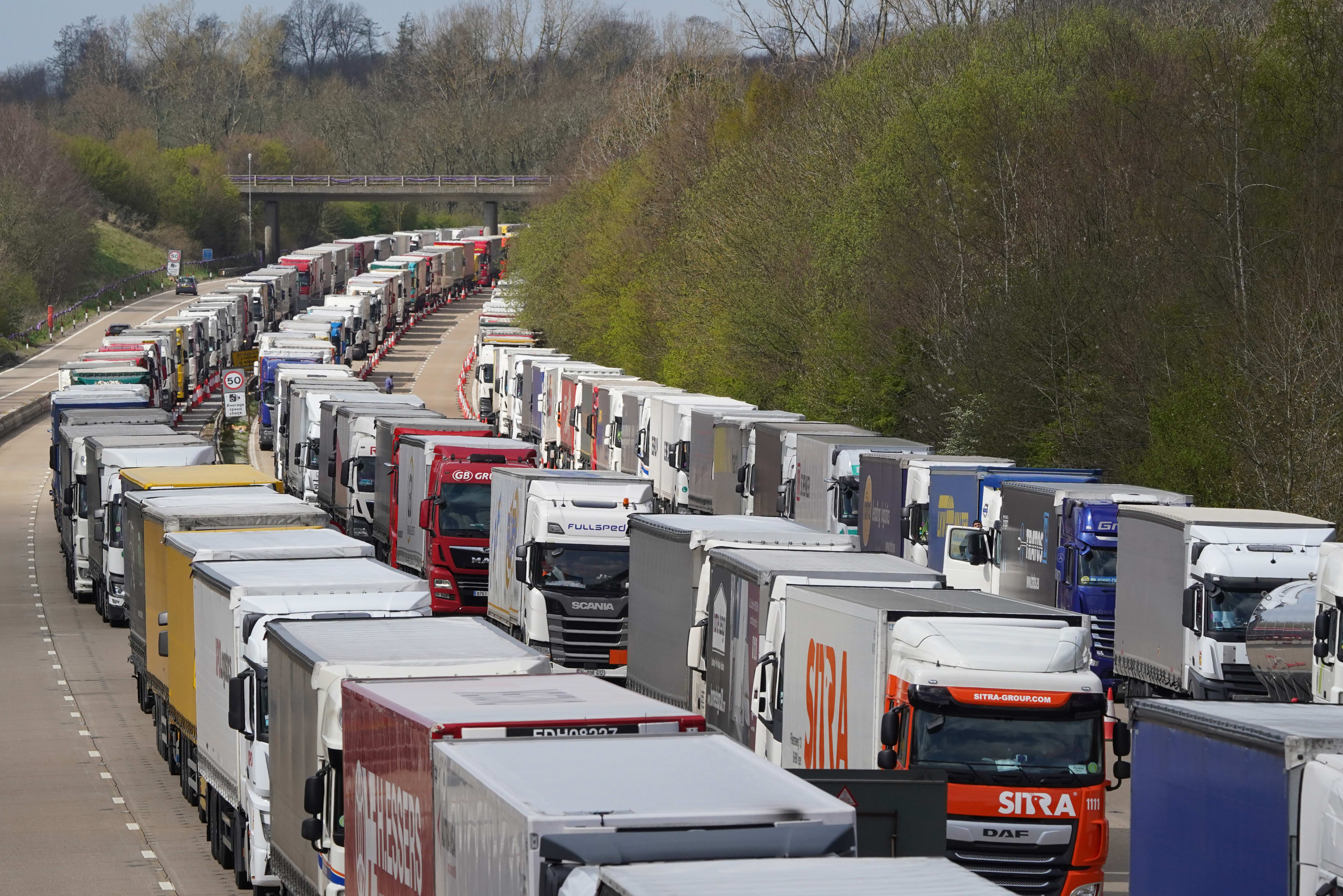 Vrachtwagenchauffeurs staan dagenlang in file in Engeland: 'Je moet binnen blijven'