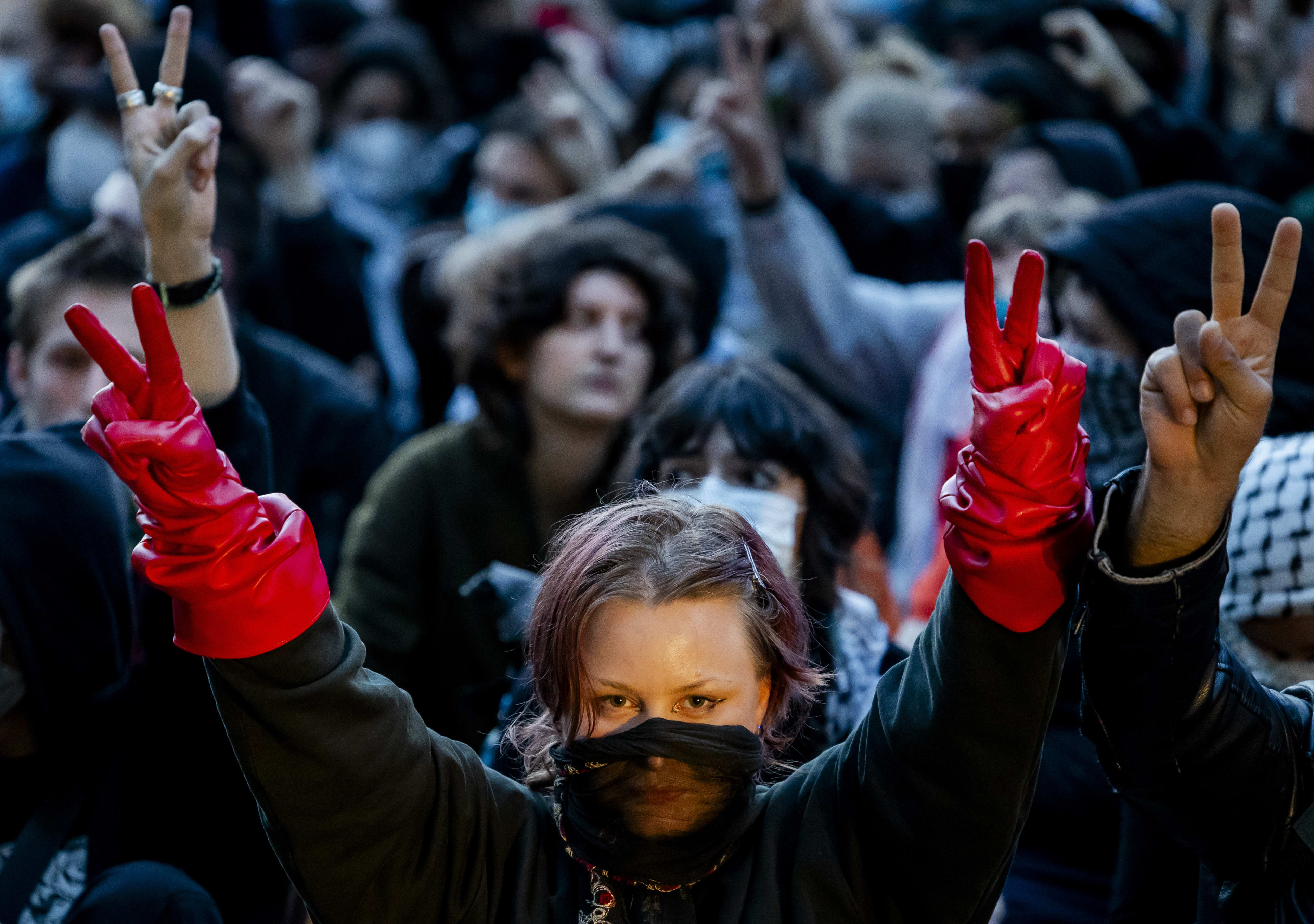 Pro-Palestijnse demonstratie in Spuistraat lijkt voorbij, drie aanhoudingen