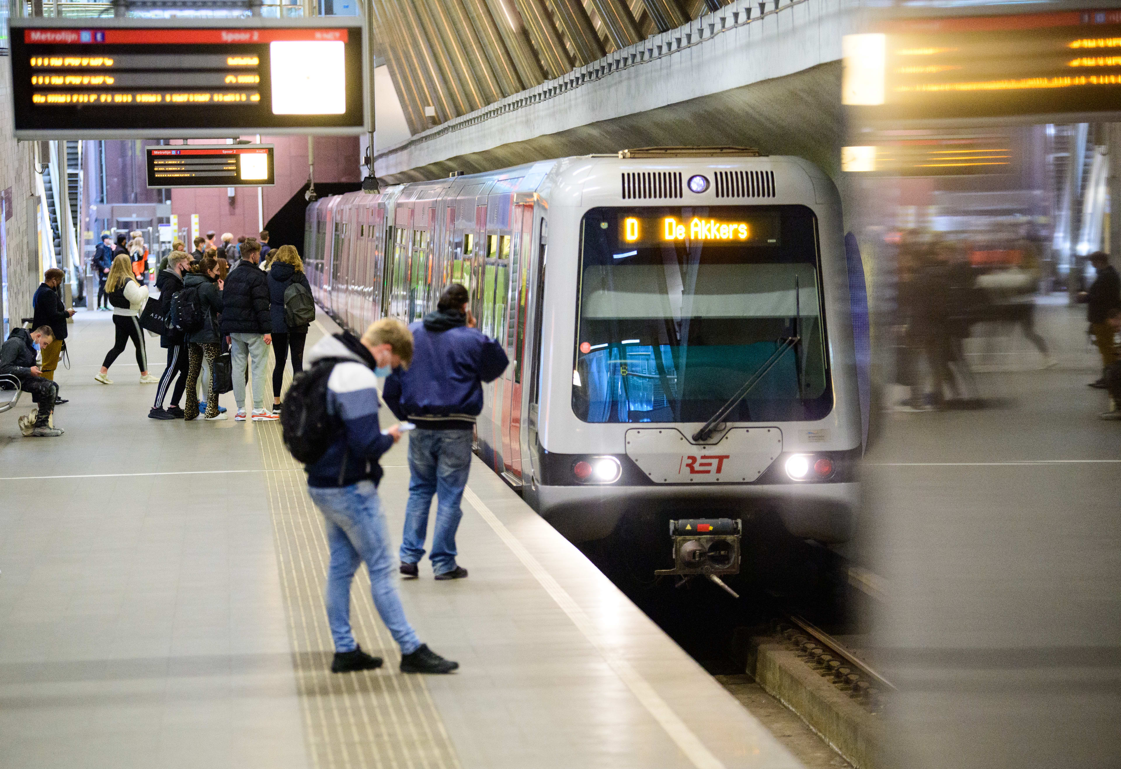 Celstraf geëist tegen man die ex-vrouw voor metro duwde in bijzijn zoontje