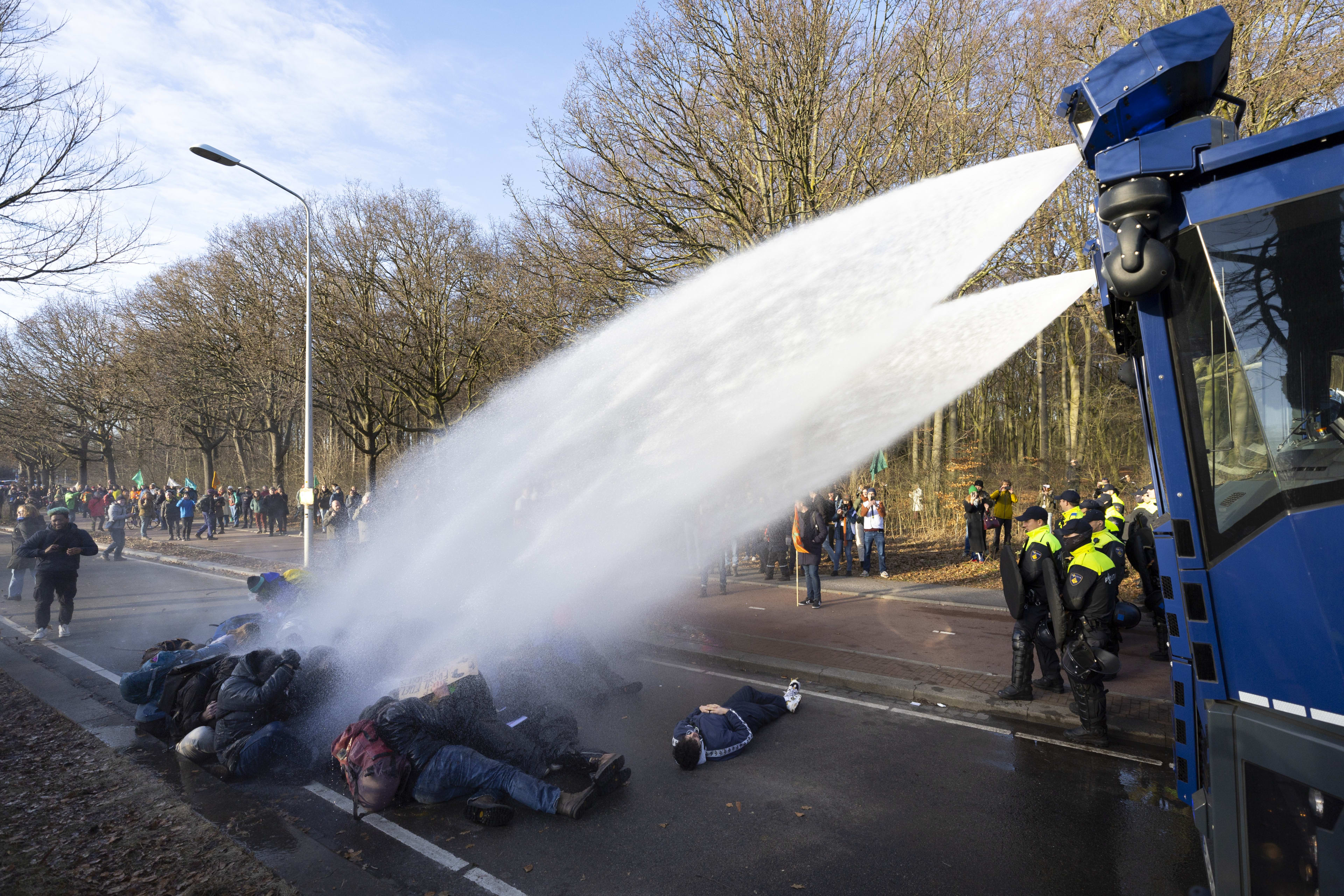 Rutte over inzet waterkanon tegen klimaatactivisten A12: 'Eigen schuld, dikke bult'