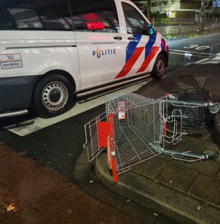 Jongen (17) opgepakt voor gooien winkelwagen op vrouw in Rotterdam