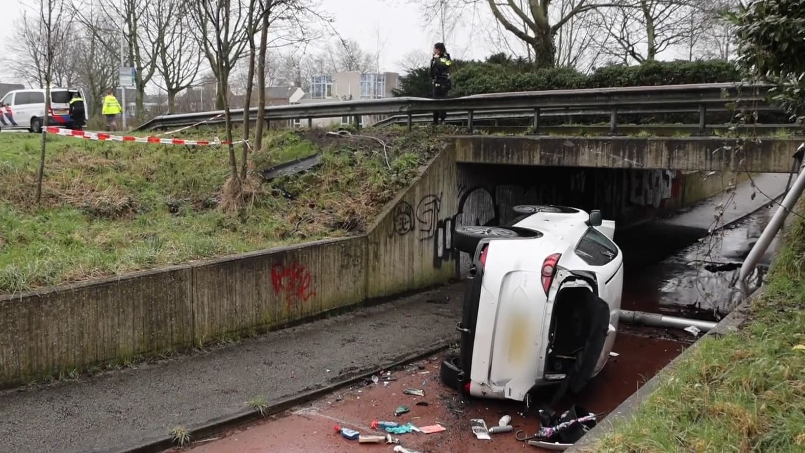 Auto stort naar beneden van viaduct en komt op fietspad terecht