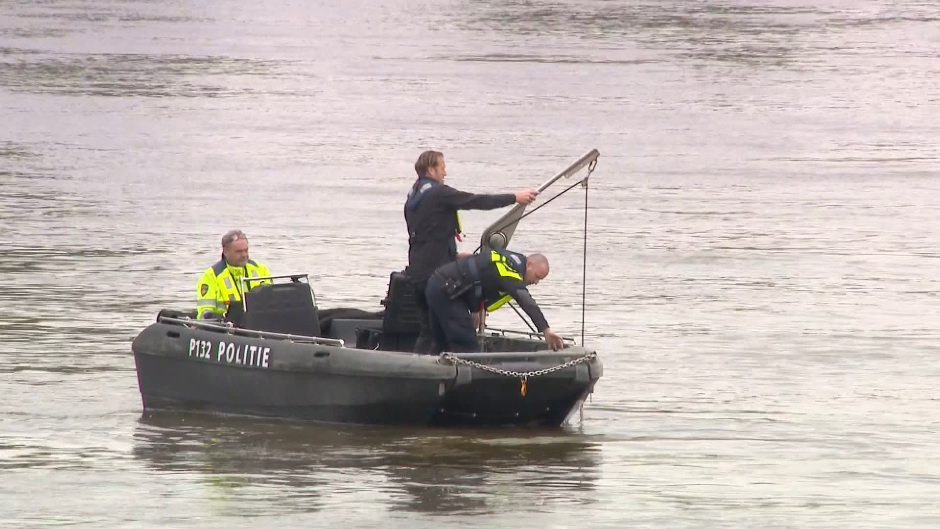 Zoektocht vermiste mannen (21 en 22) in Maas gaat verder