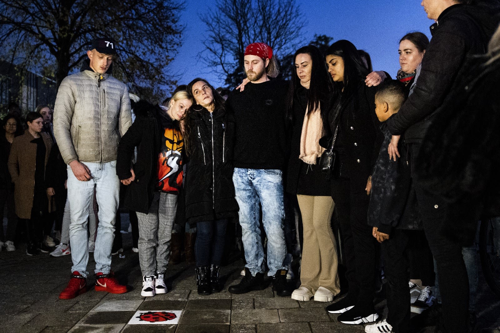 Grote opkomst bij stille tocht voor doodgestoken Dani (14) in Hoorn: 'Het verdriet is onbeschrijfelijk' 