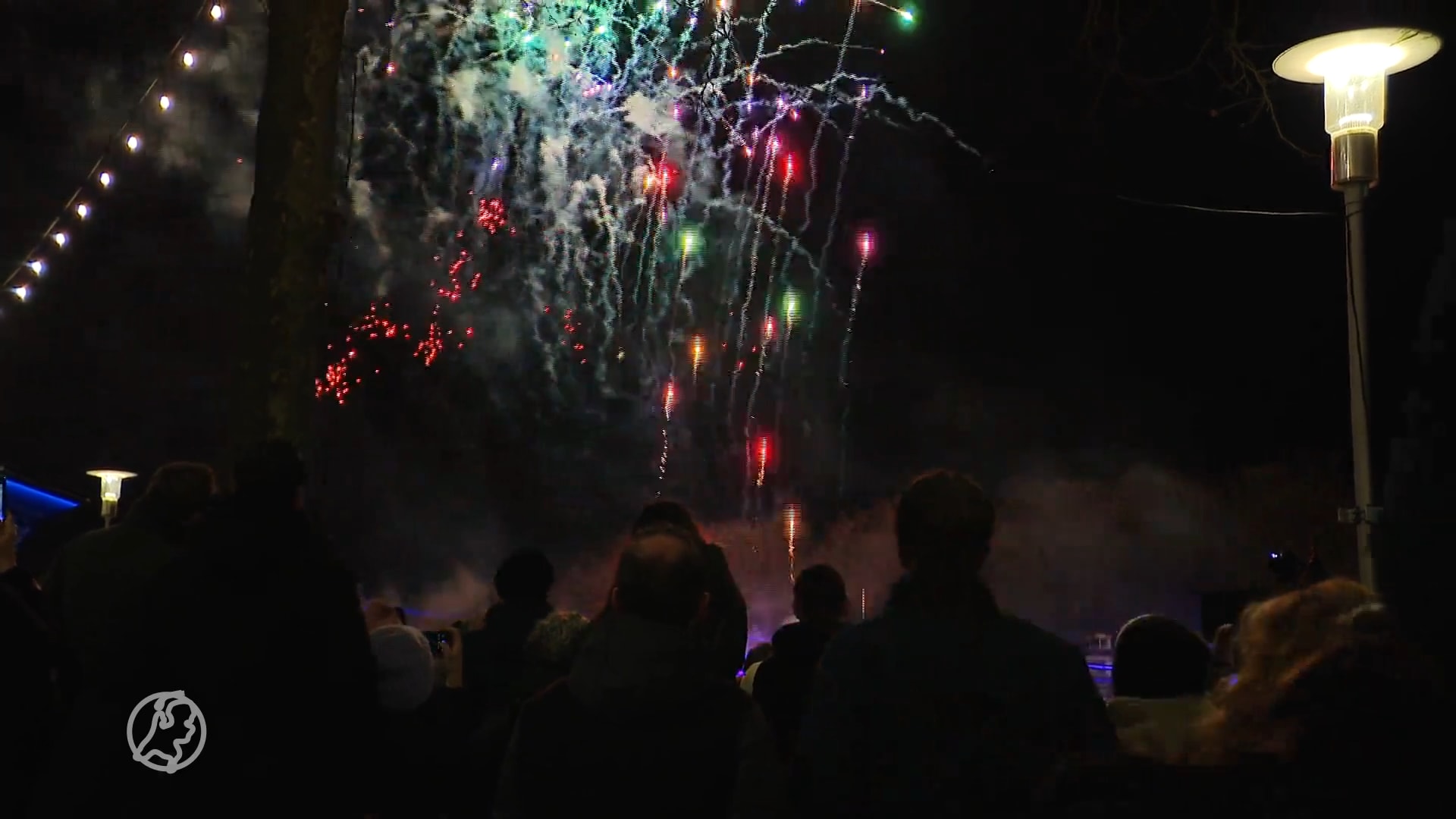 Mensenmassa geniet van uitgestelde vuurwerkshows Tilburg: 'Supermooi!'