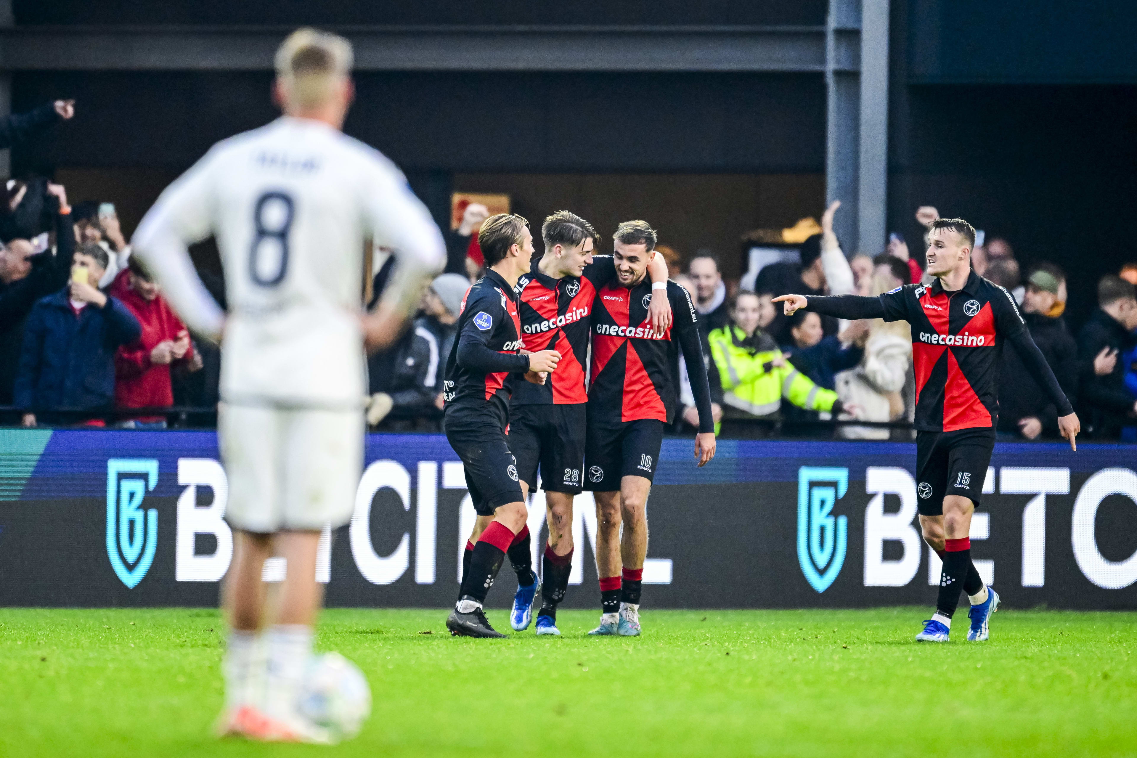 Weer tegenslag voor Ajax: Amsterdammers morsen punten bij Almere City