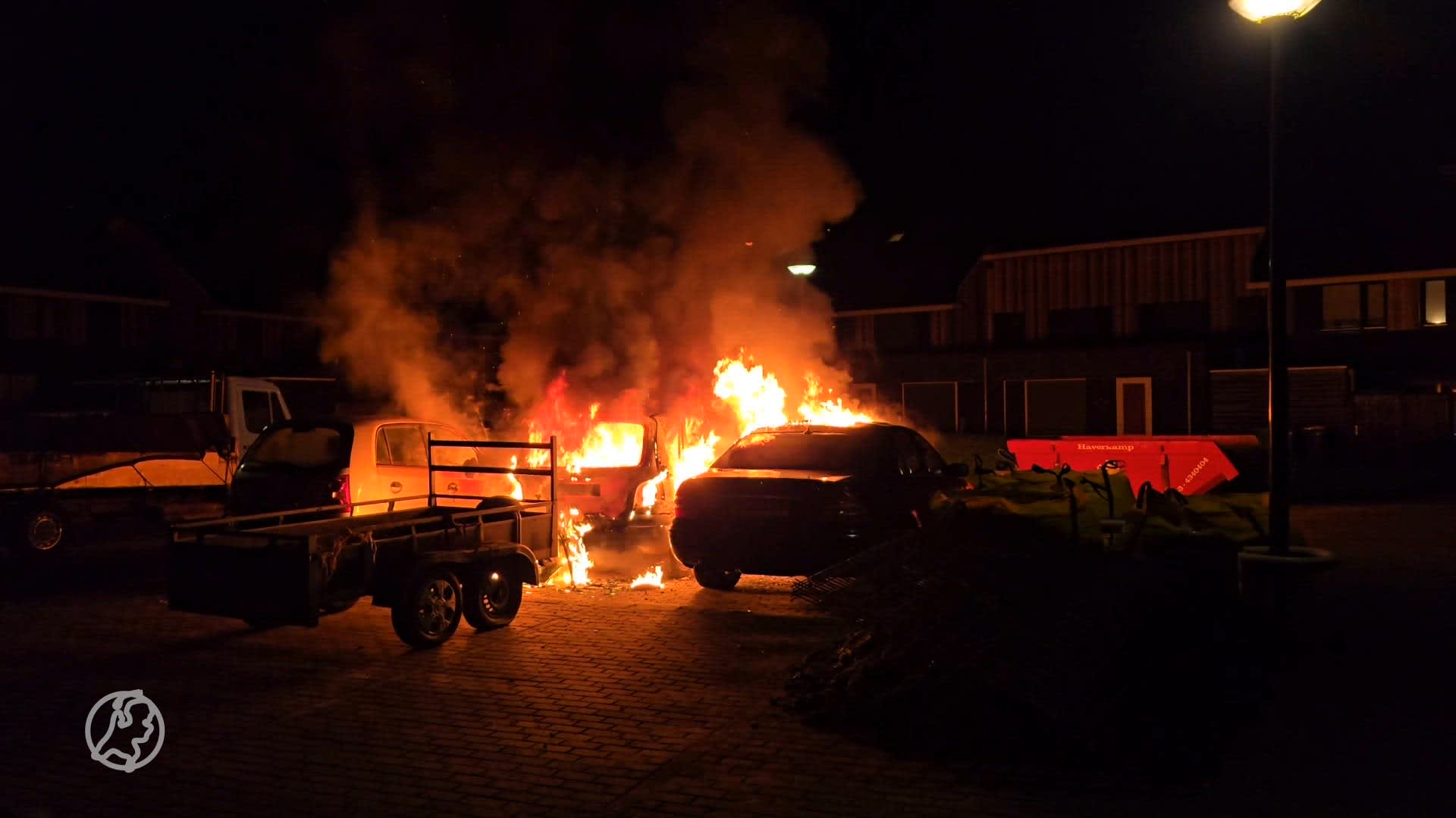 Vlammenzee zorgt voor ravage in Enschede, drie auto's verwoest