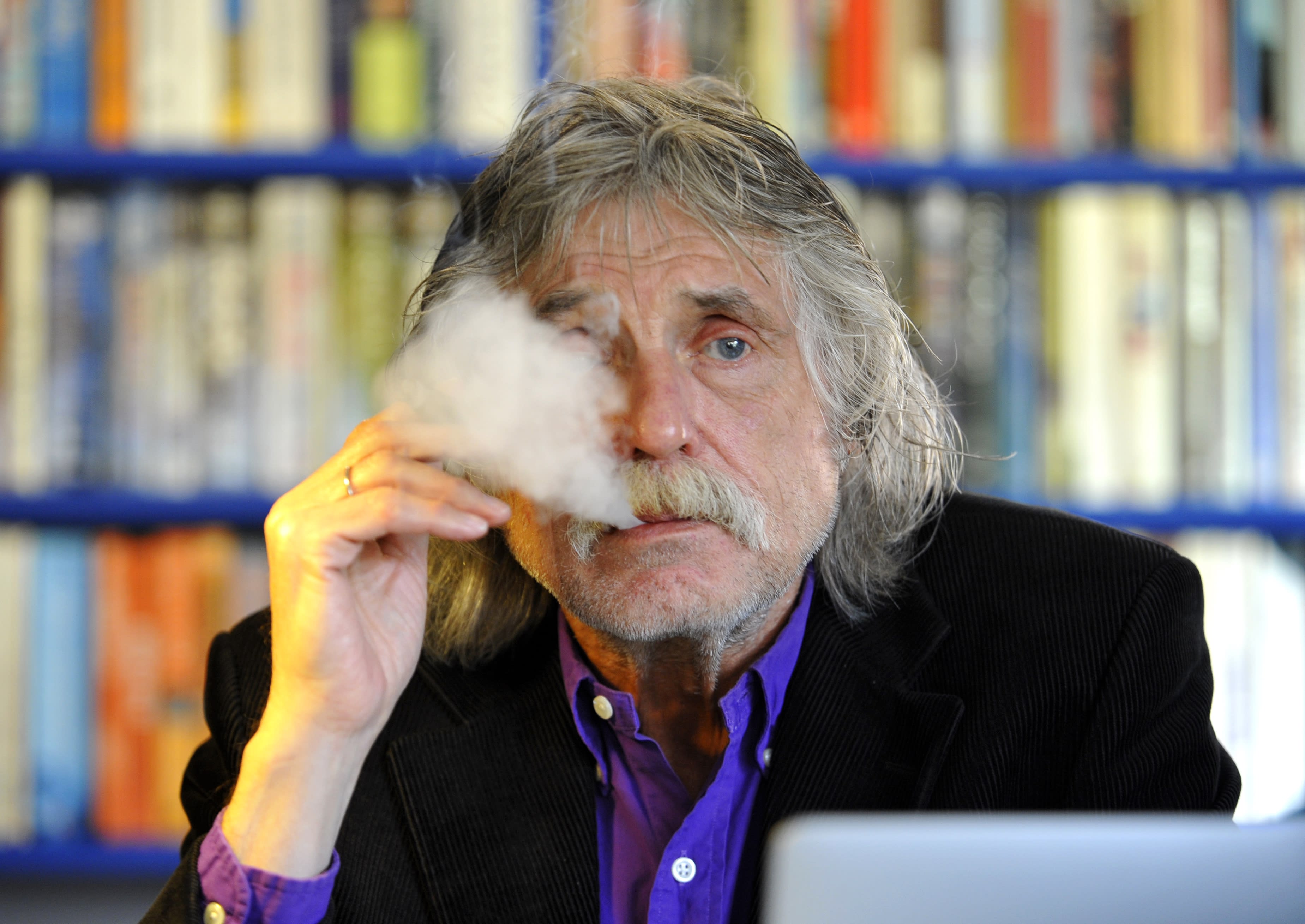 Johan Derksen vraagt nieuwe baas of hij binnen mag roken