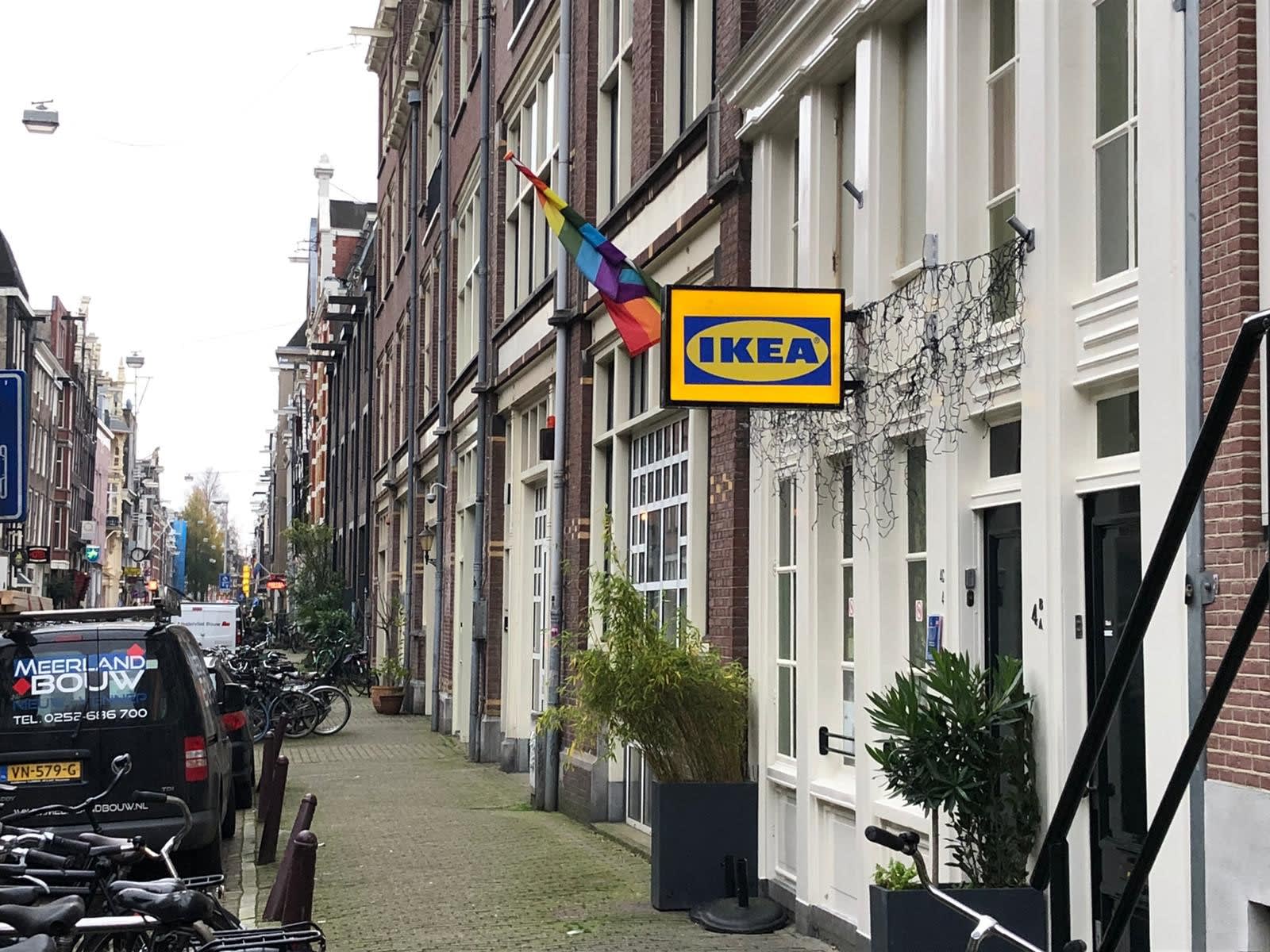 Oudste gaybar van Amsterdam 'omgetoverd' tot IKEA: 'Vrees dat we de coronacrisis niet overleven'