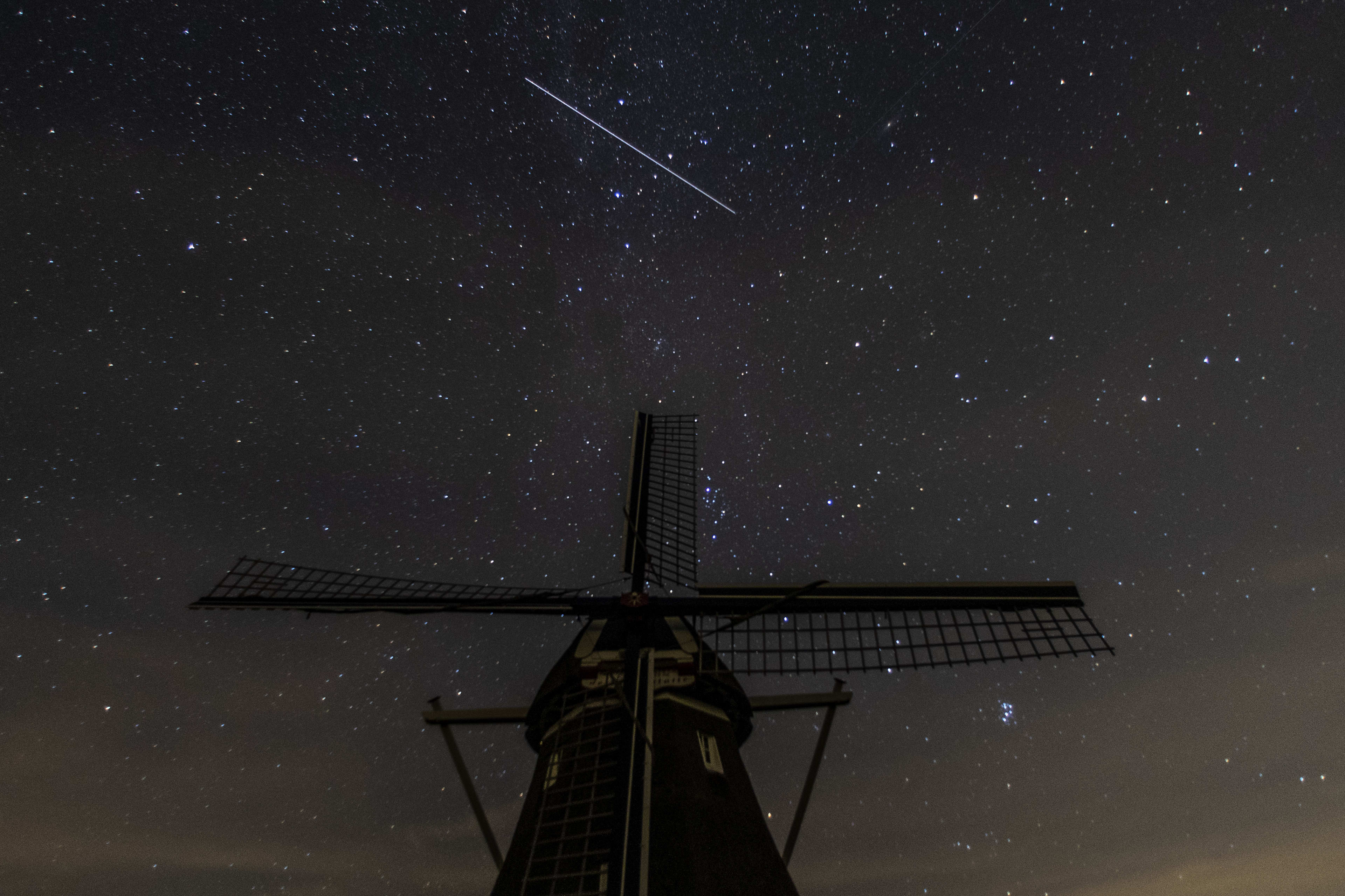 ZIEN: vallende sterren boven het Hollandse landschap