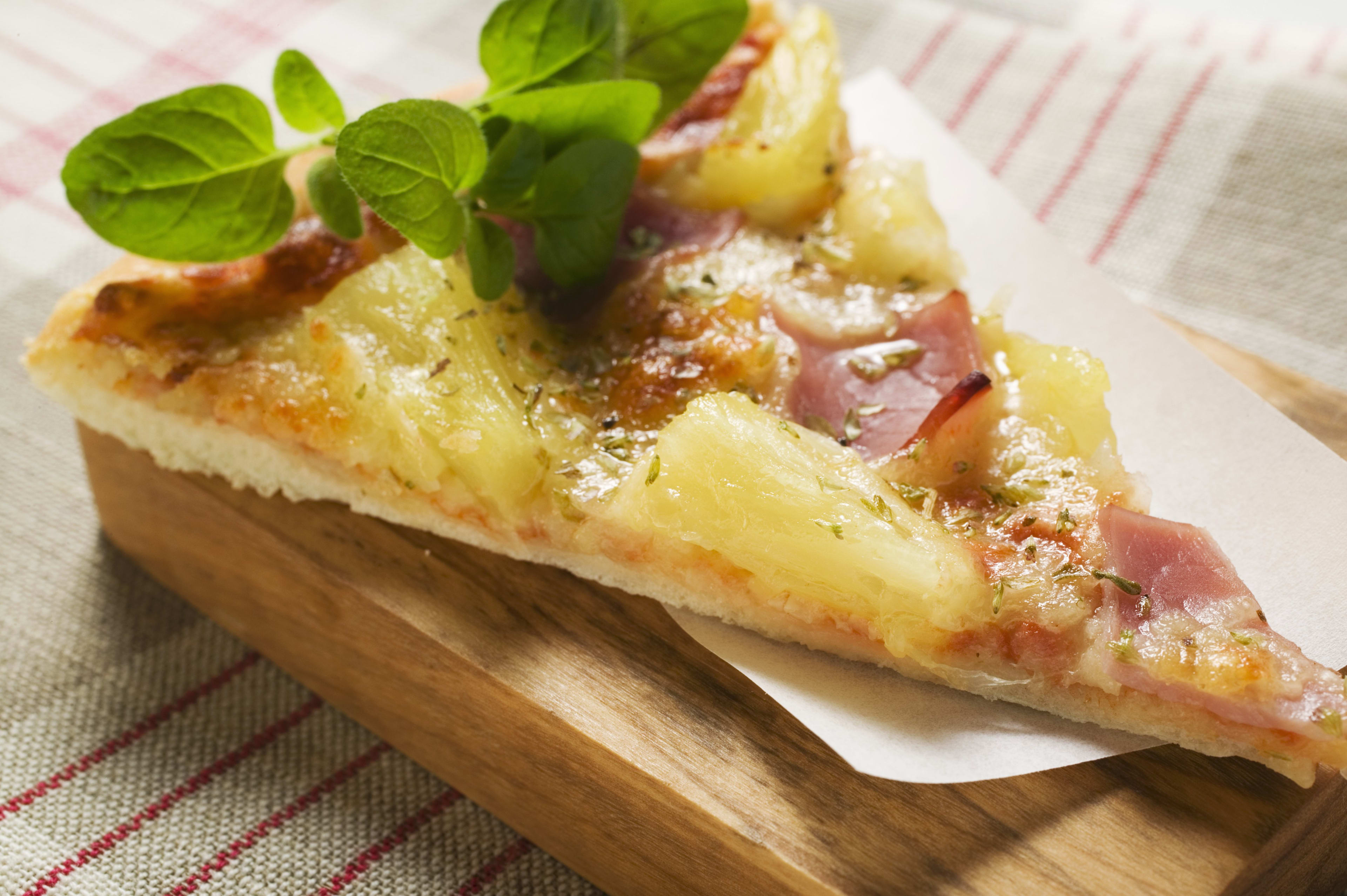 Zwolse pizzeria klaar met pizza hawaï: '50 euro en ananas mag je er zelf op doen'