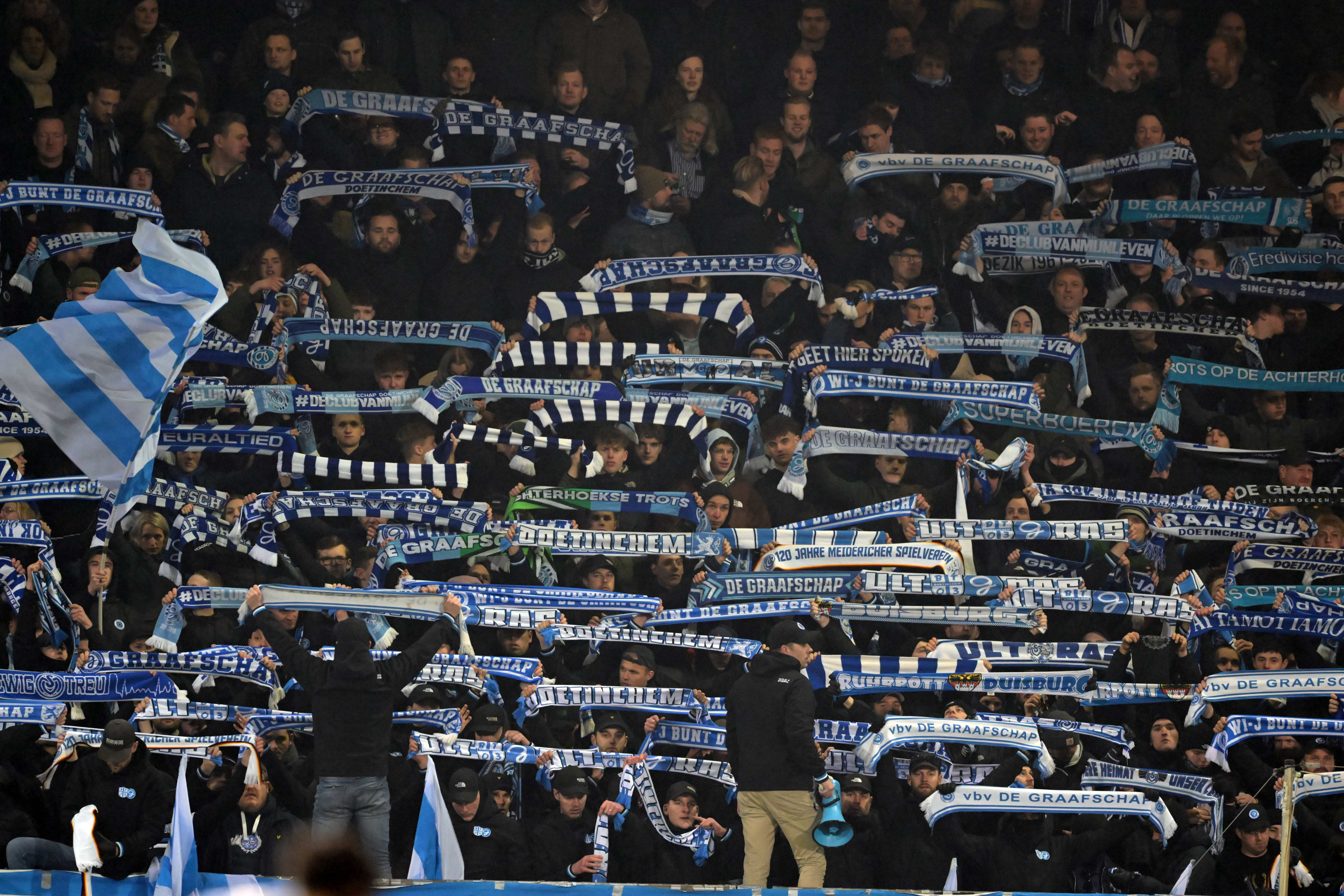 Fans De Graafschap leggen wedstrijd plat met bekertjes, maar met goede reden