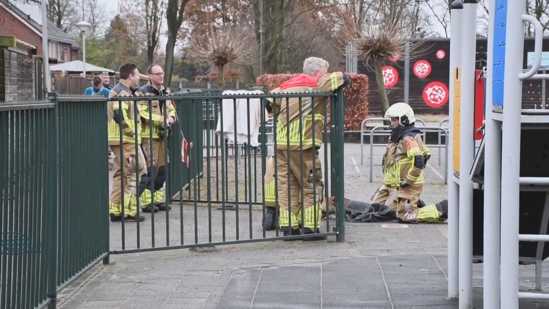 Ree komt vast te zitten in hekwerk, brandweer bevrijdt dier uit benarde situatie