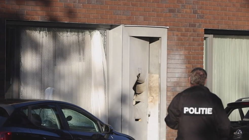 Explosie slaat groot gat in deur Amsterdamse woning, instortingsgevaar dreigt