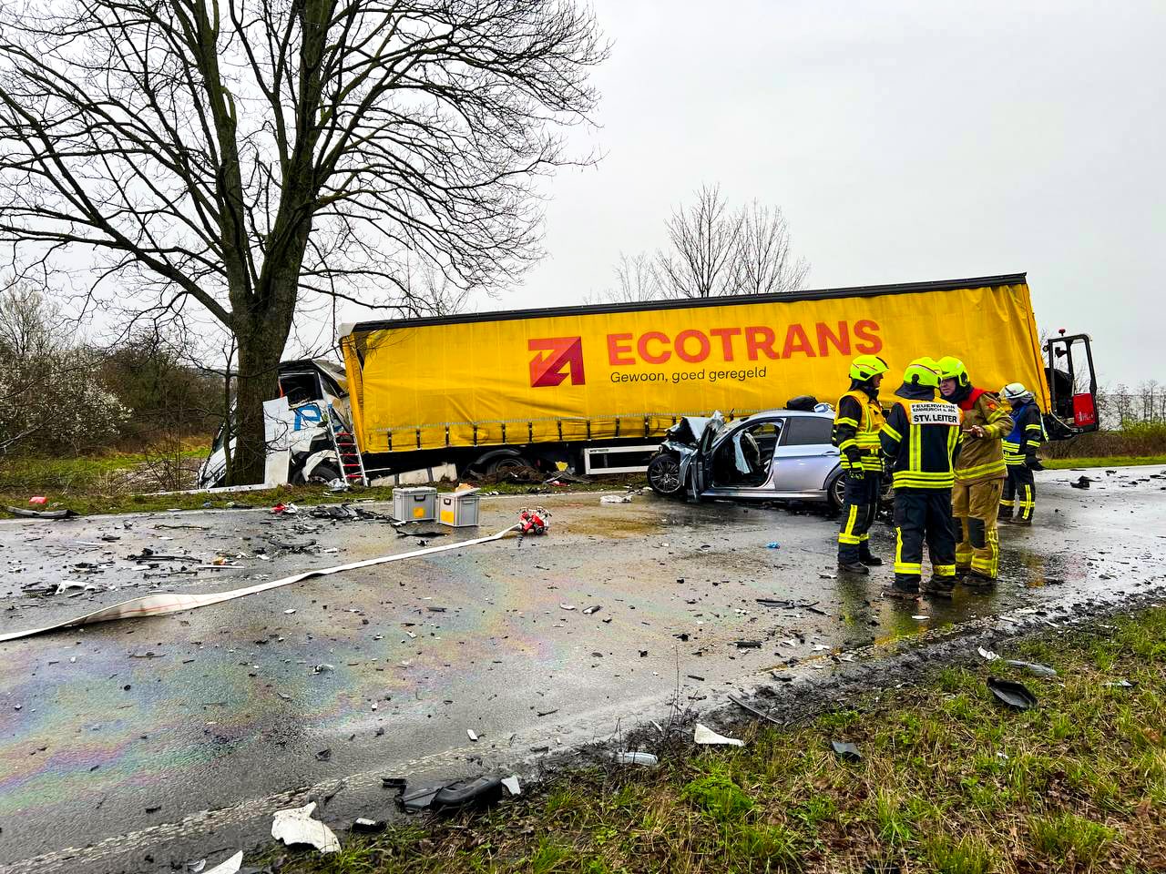 Zwaargewonden bij ernstig ongeval tussen auto's en vrachtwagen bij 's-Heerenberg