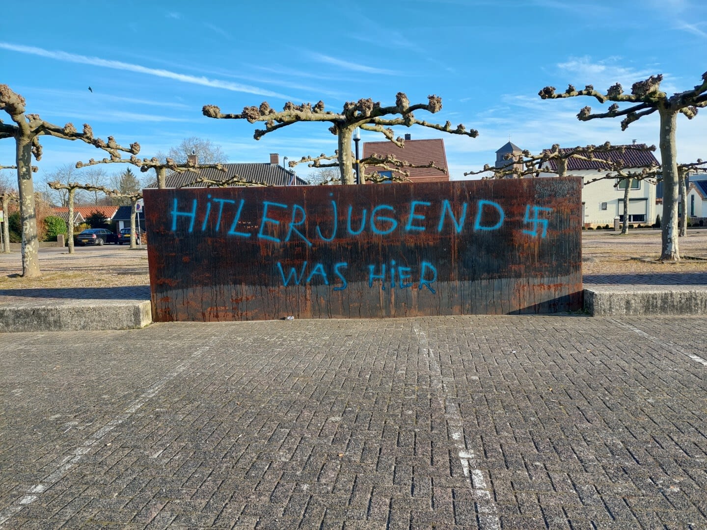 'Hitlerjugend' bekladt verkiezingsposters in Bemmel met hakenkruizen