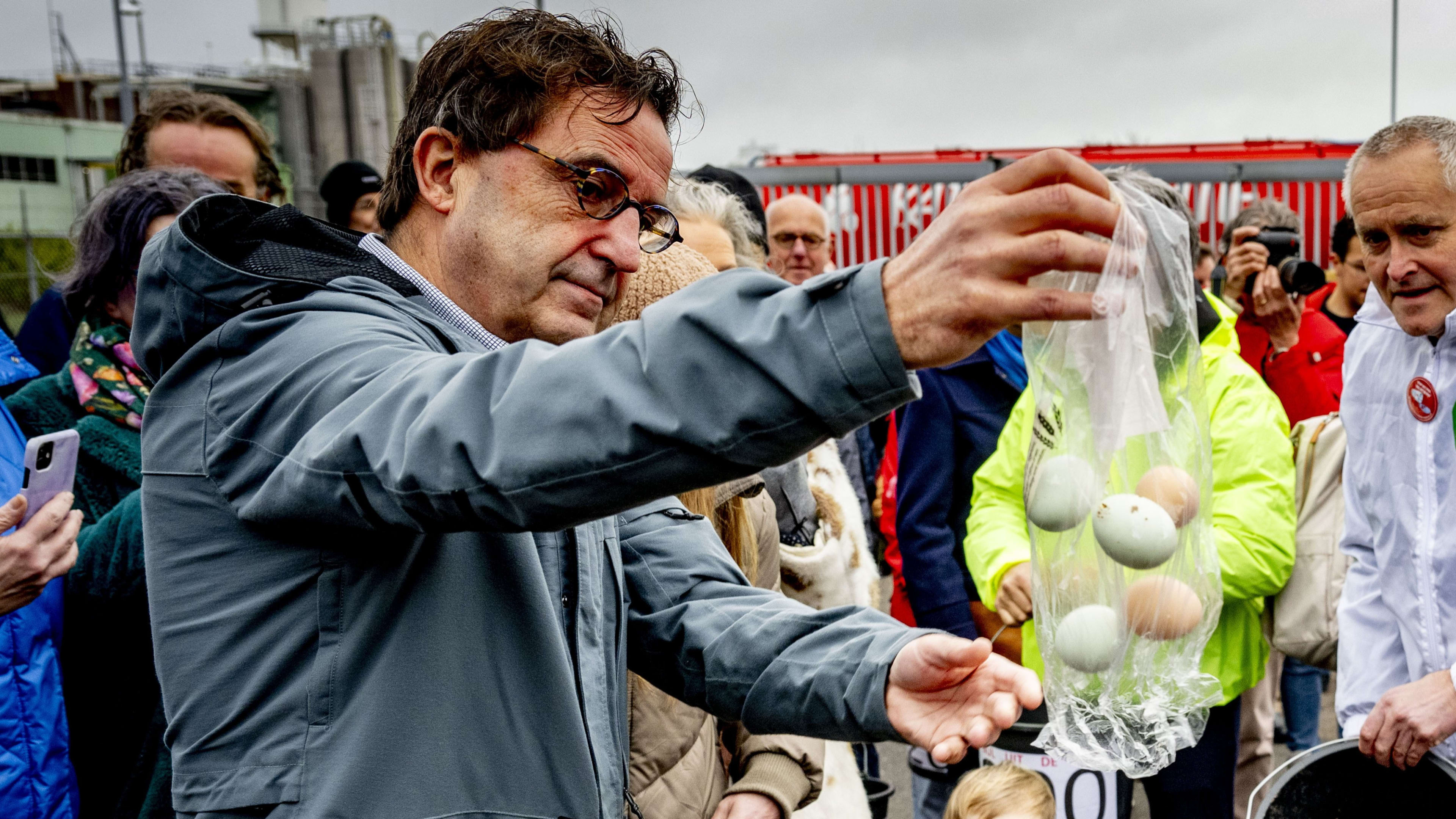 IC-arts Gommers dumpt uit protest eigen eieren bij poort Chemours