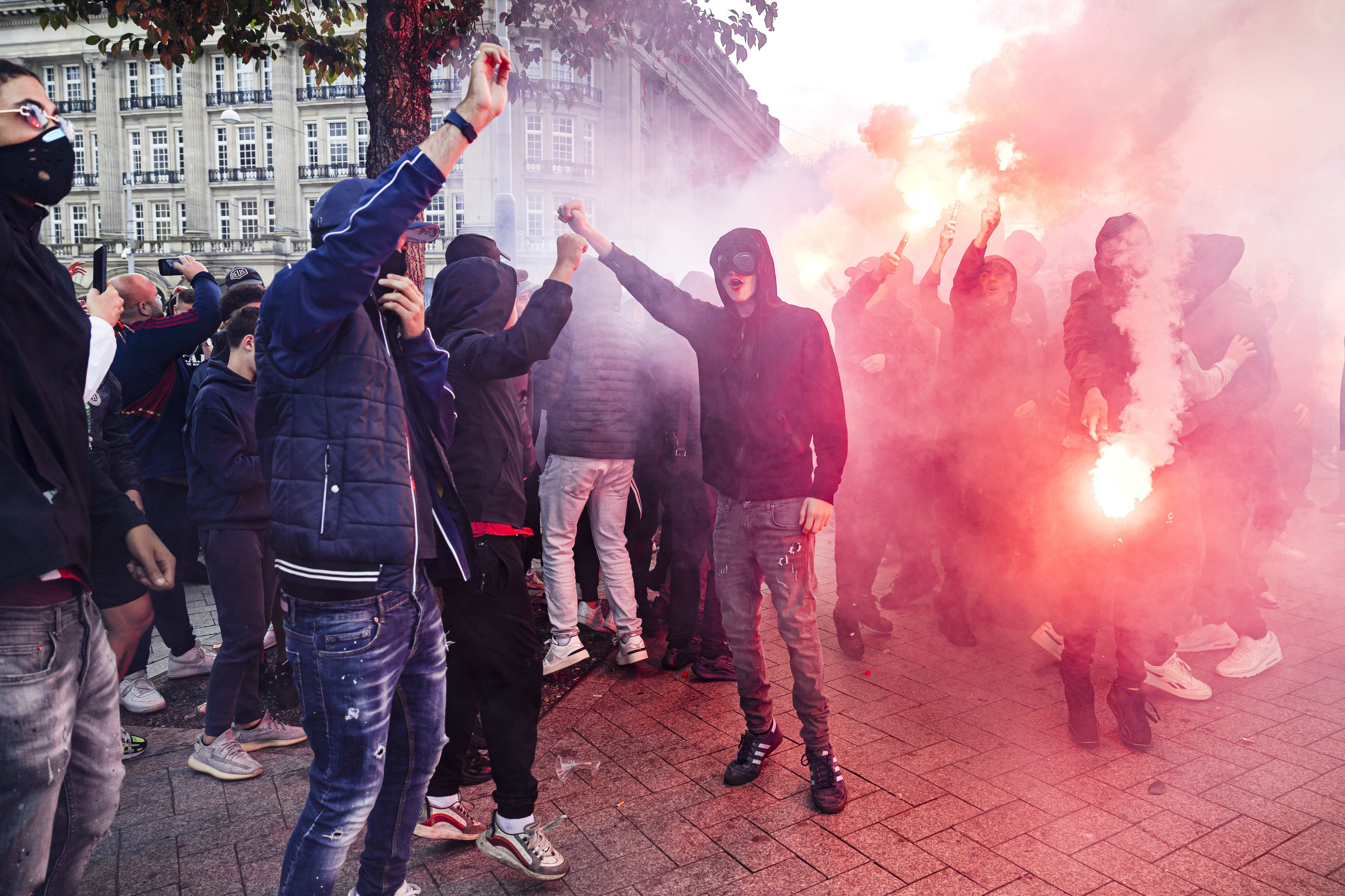 Ajax-supporters demonsteren tegen politiestakingen, mobiele eenheid ingezet