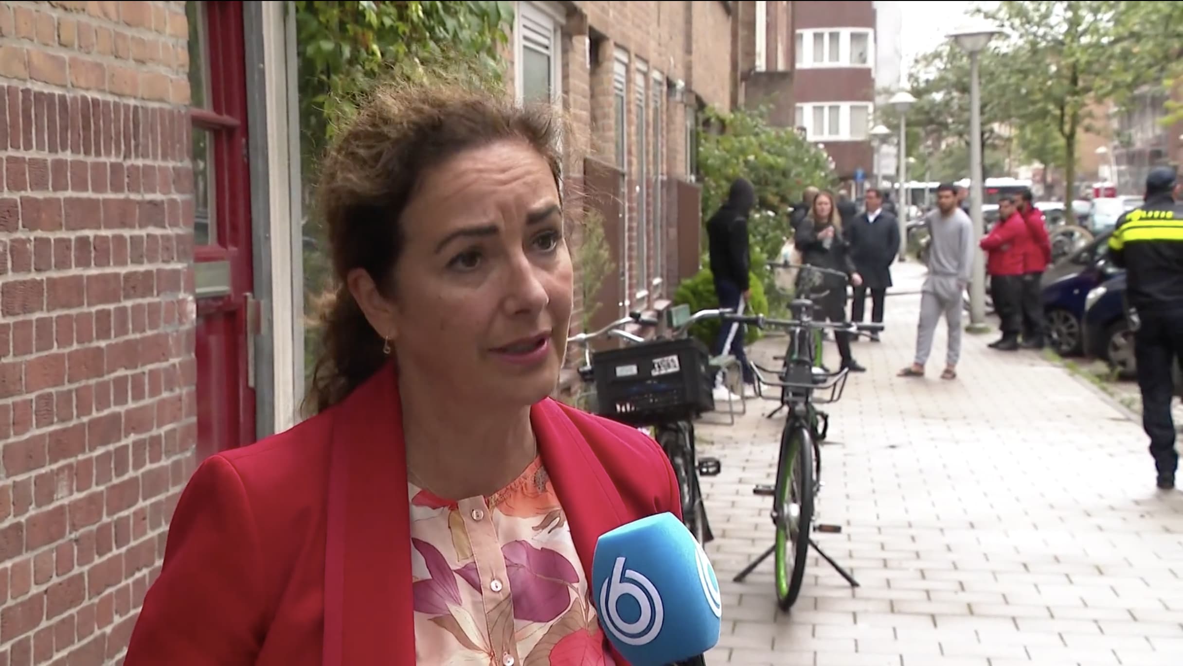 Burgemeester Halsema bezoekt straat in Amsterdam na dubbele schietpartij: 'Mensen zijn heel ongerust'