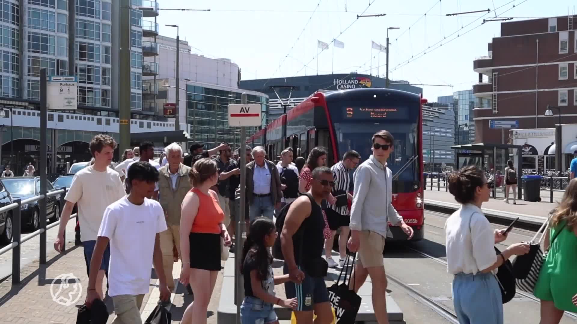 Parkeerplaatsen Scheveningen en treinen naar Zandvoort vol, files richting stranden