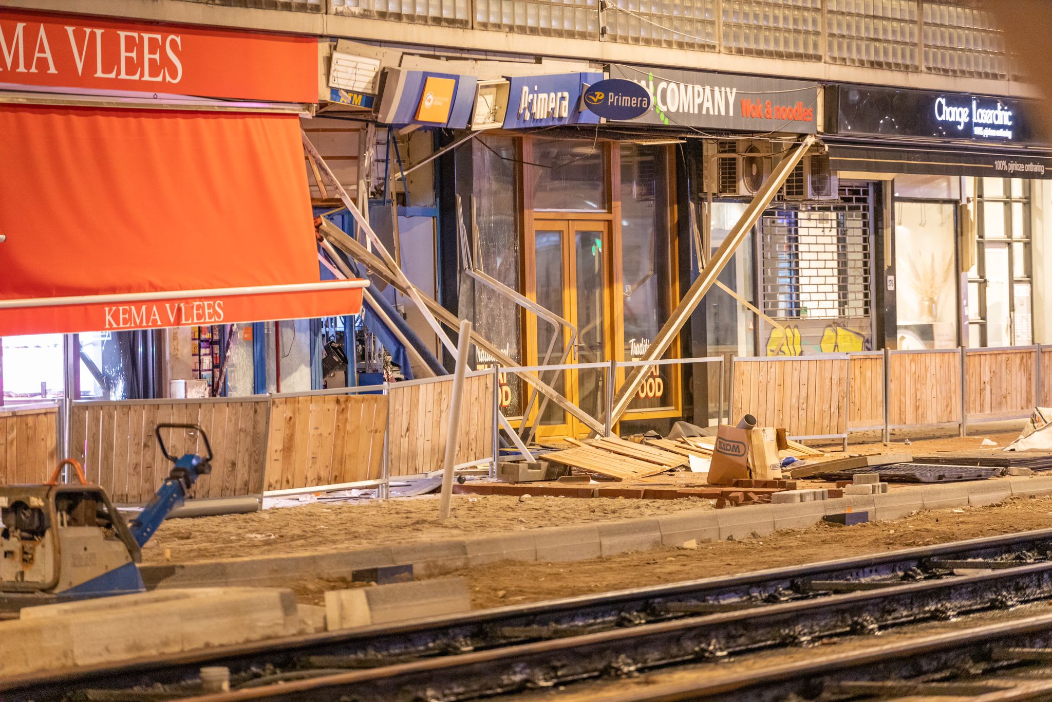 Forse schade na plofkraak op pinautomaat in Amsterdam-West