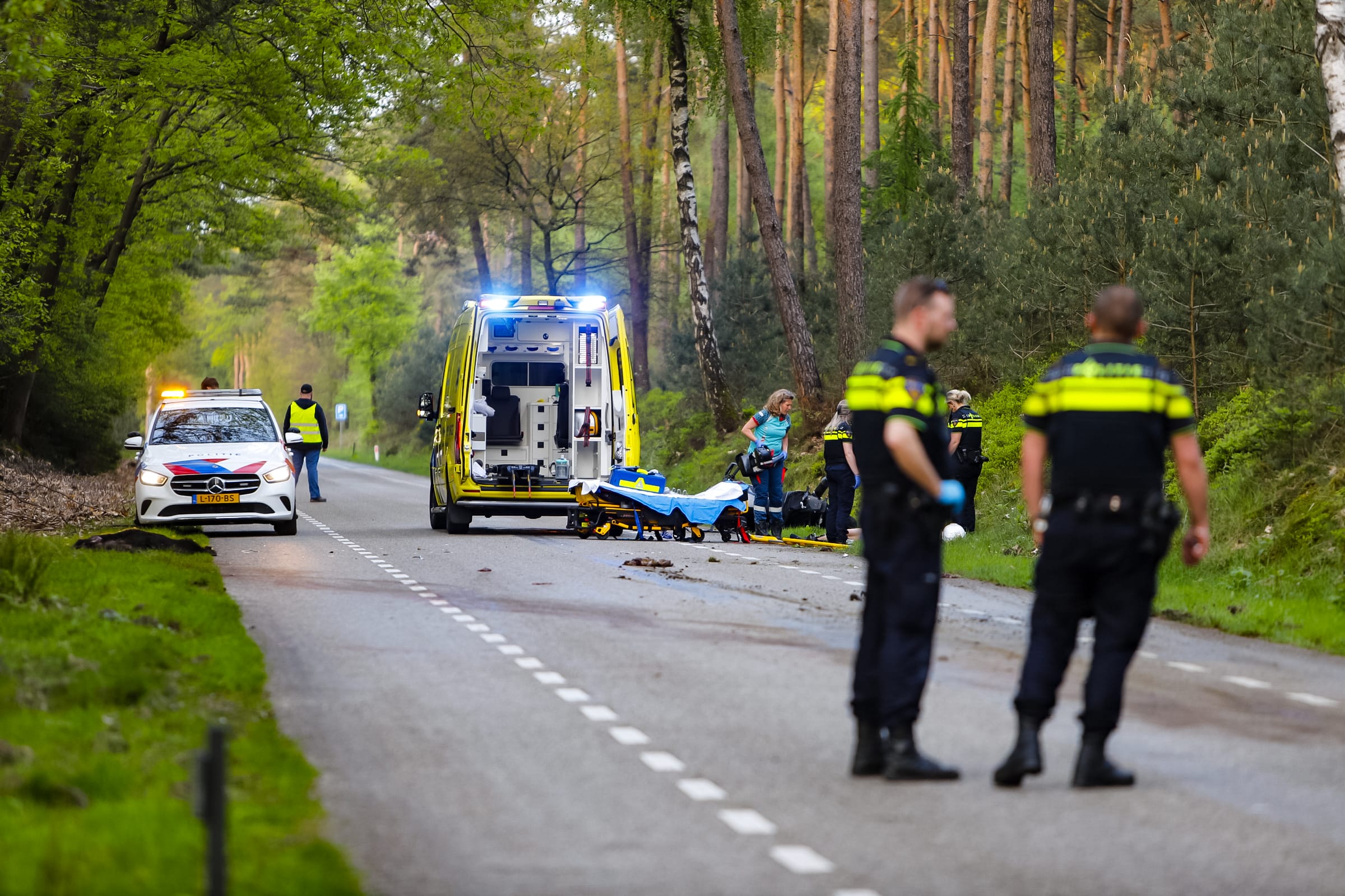 Motorrijder zwaargewond na botsing met wild zwijn bij Loenen
