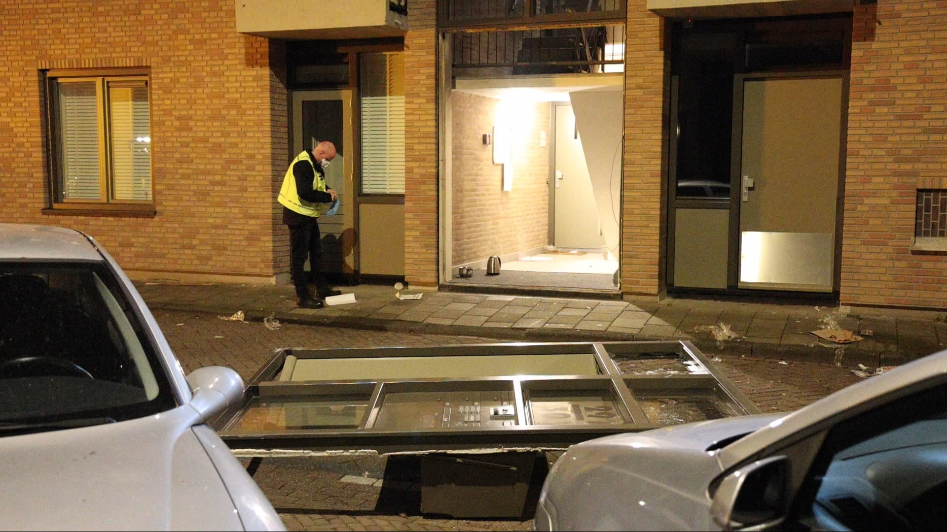 Camera's in Amsterdamse straat waar pui uit gevel werd geblazen