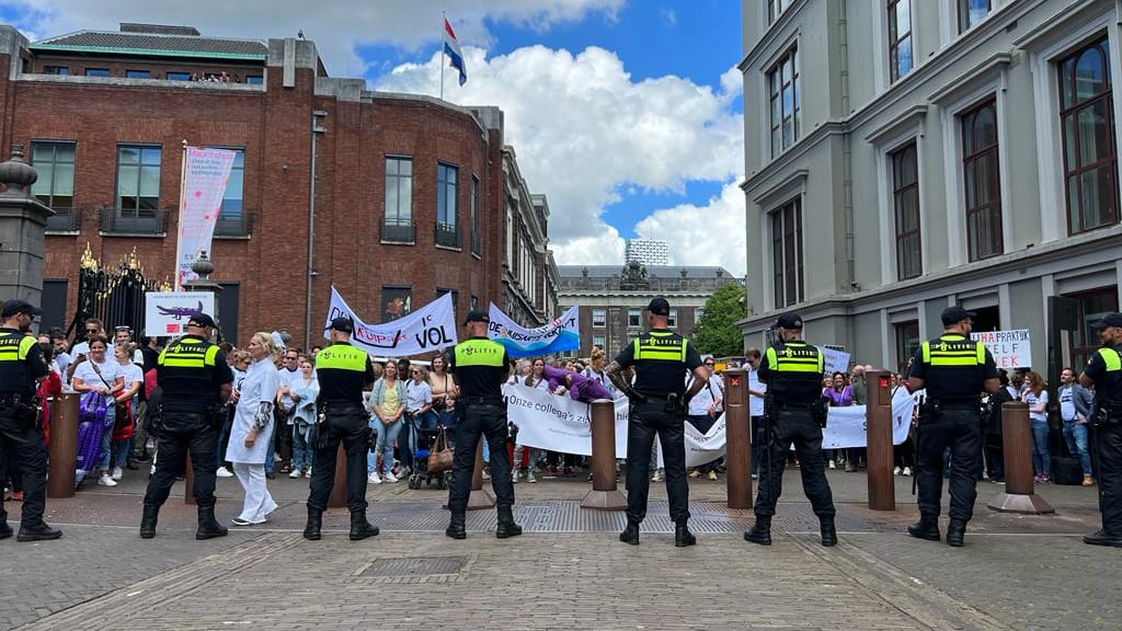 Politie houdt demonstrerende huisartsen tegen bij Binnenhof: 'Wij willen Kuipers zien'