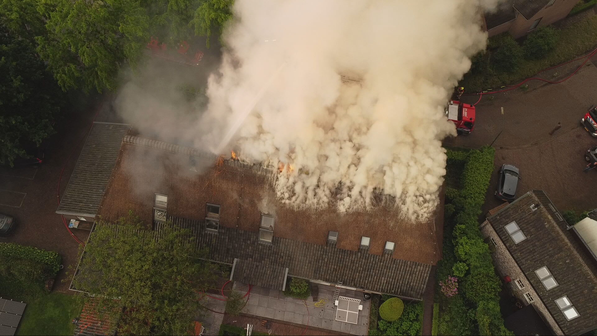 Brand door blikseminslag verwoest woonboerderij Den Dungen