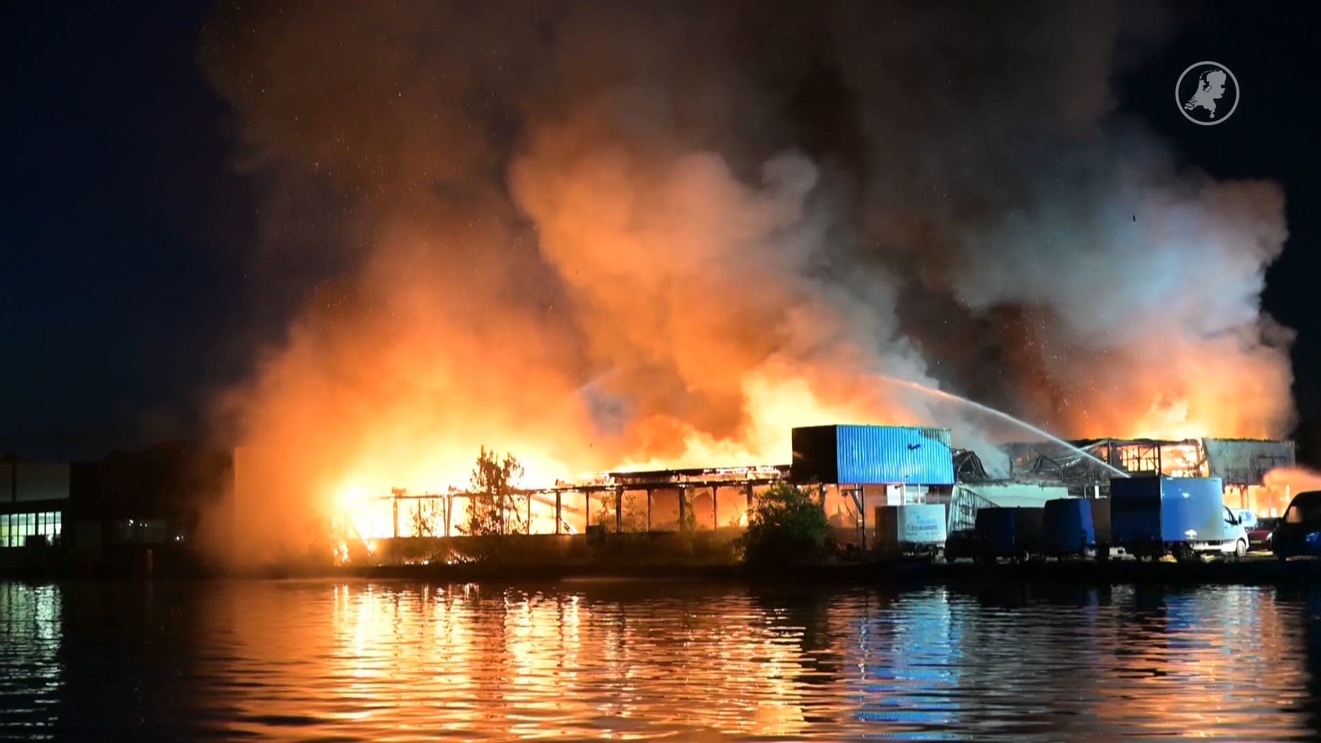Grote brand bij autobedrijf in Alphen: veel rook en straten dicht