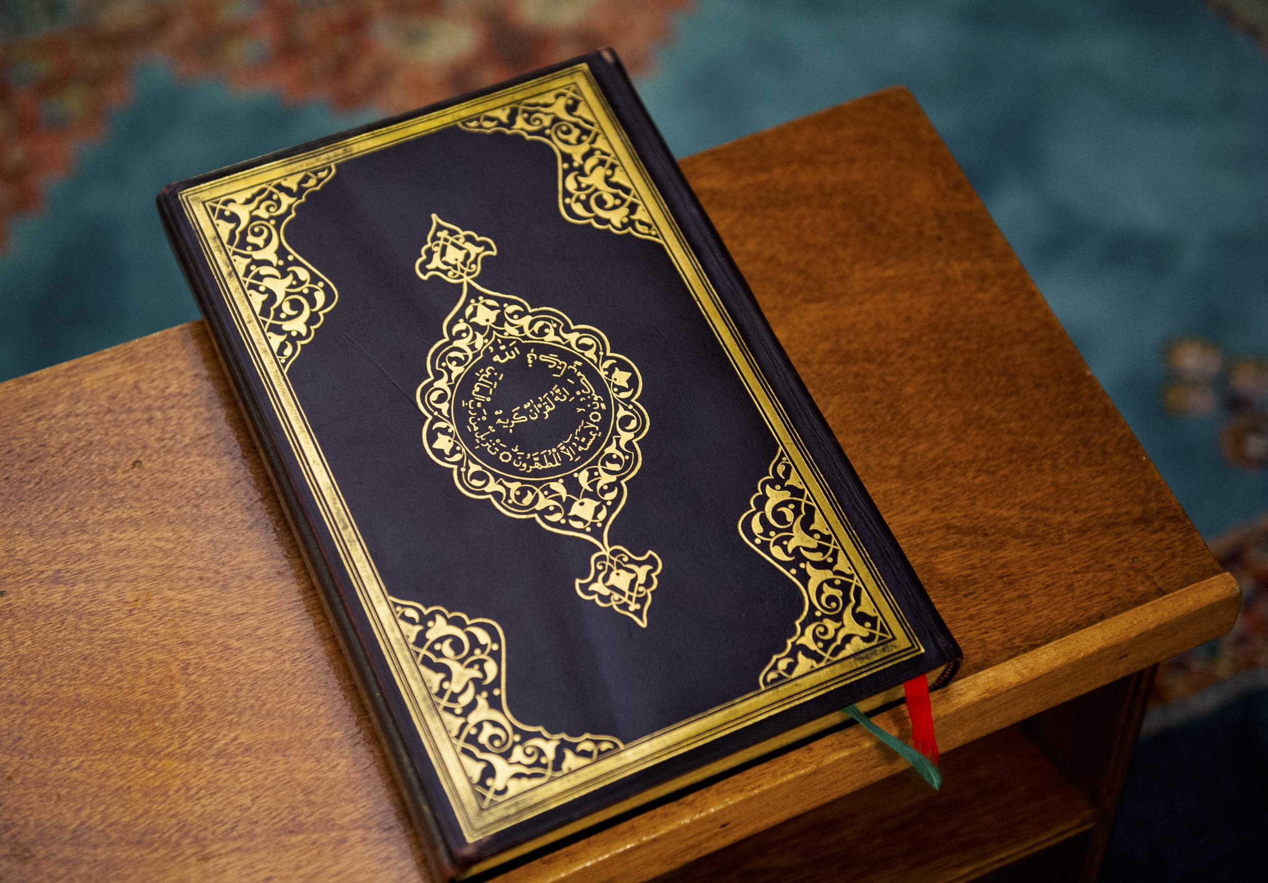 Moslims gaan korans uitdelen in Arnhem na uit de hand gelopen actie Pegida  