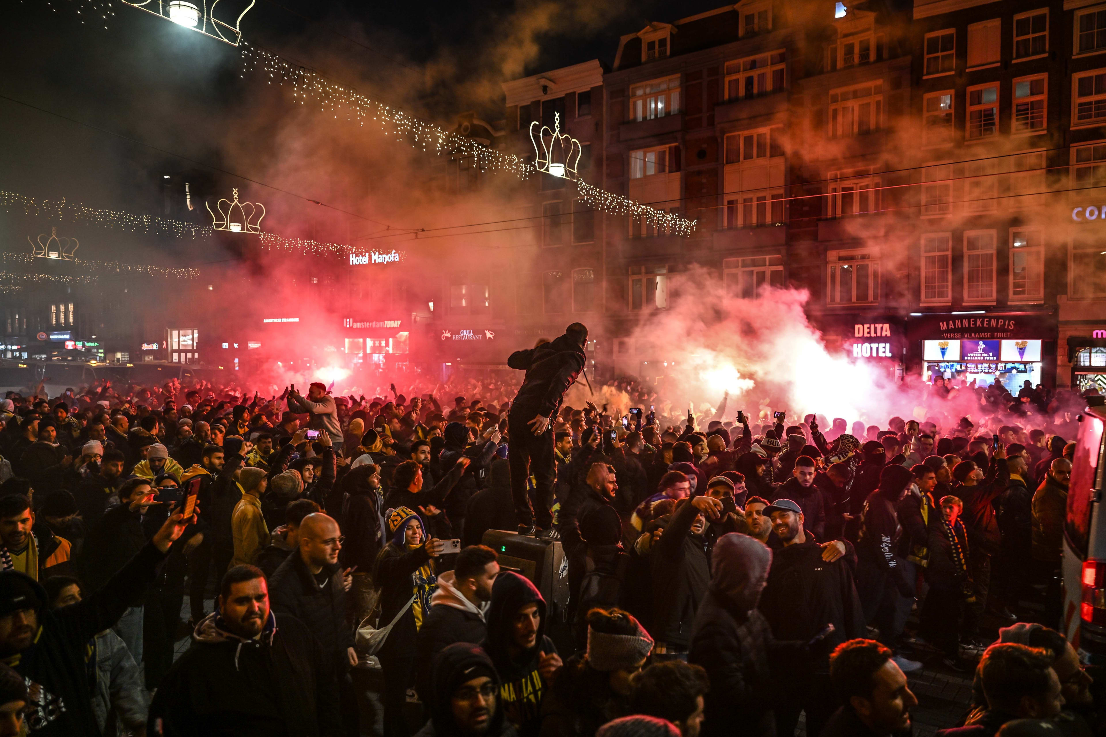Politie onderzoekt beelden rellende Maccabi-fans, hadden ijzeren palen bij zich