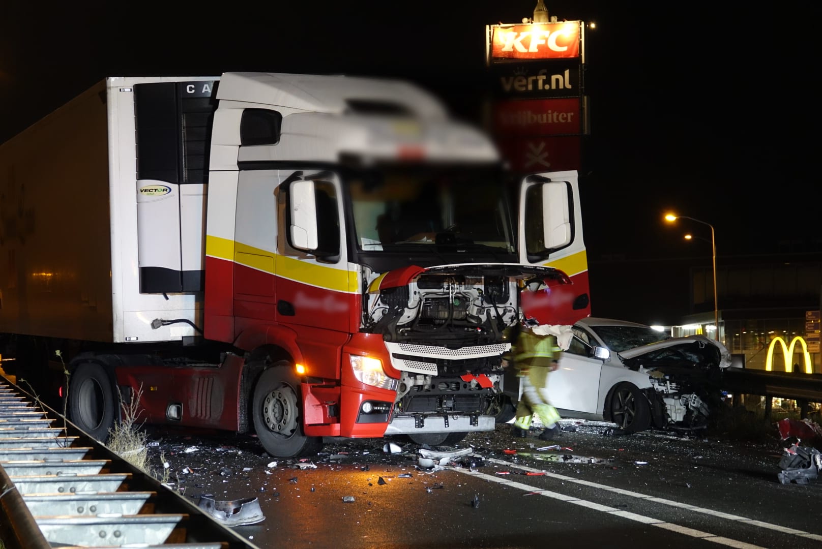 Vier gewonden door botsing auto en vrachtwagen in Zaandam