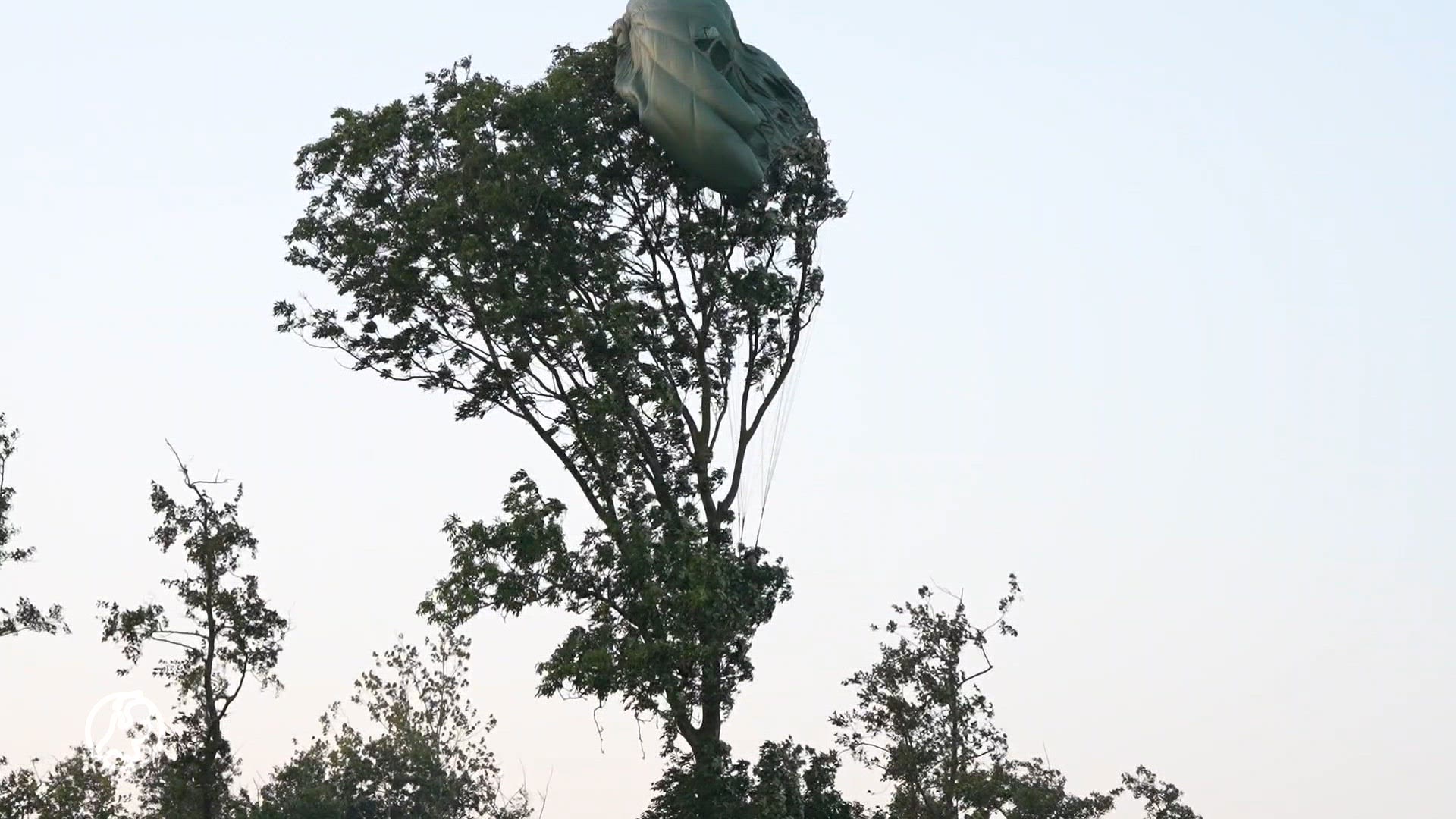 Parachutisten bij Airbornesprong belanden in boom en raken gewond