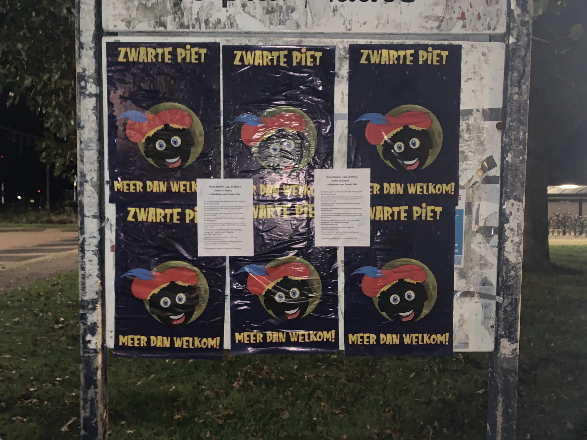Actiegroepen plakken posters: bemoei je niet met Zwarte Piet