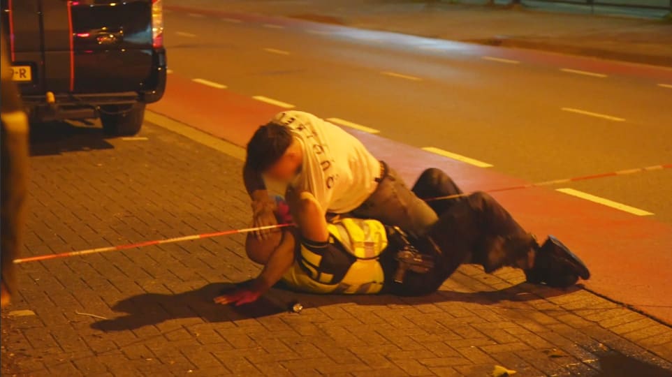 Bestuurder die door politieafzetting in Eindhoven reed kneep keel agent dicht