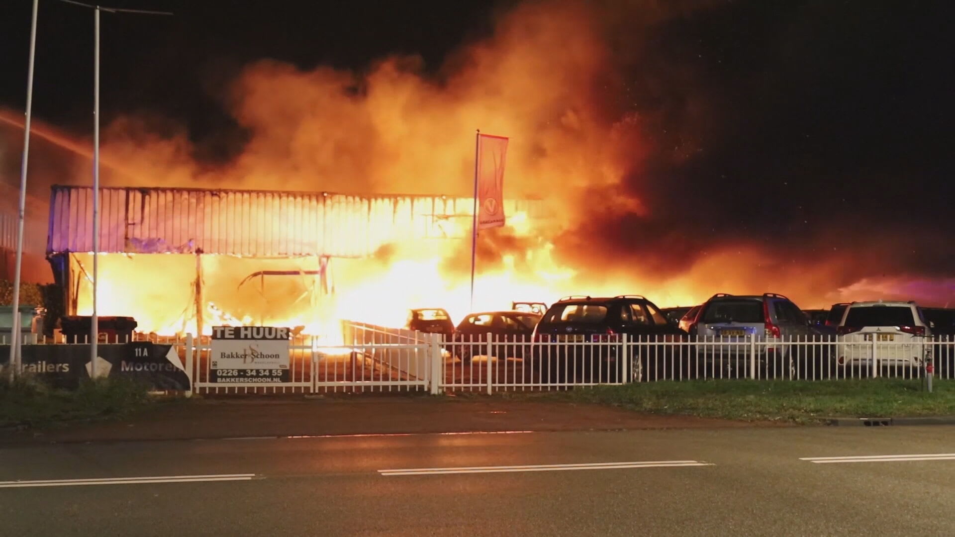 Gigantische, uitslaande brand bij autobedrijf in Heerhugowaard, NL Alert voor rook