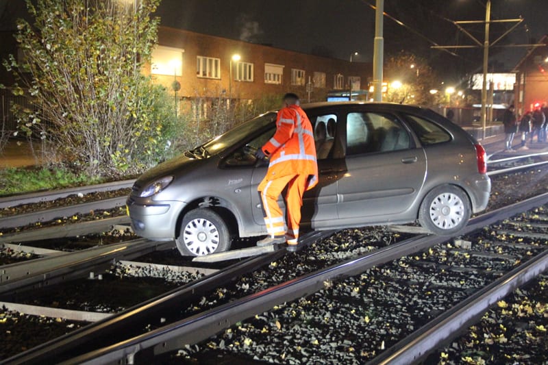 Automobilist volgt navigatie blind en belandt op trambaan in Den Haag