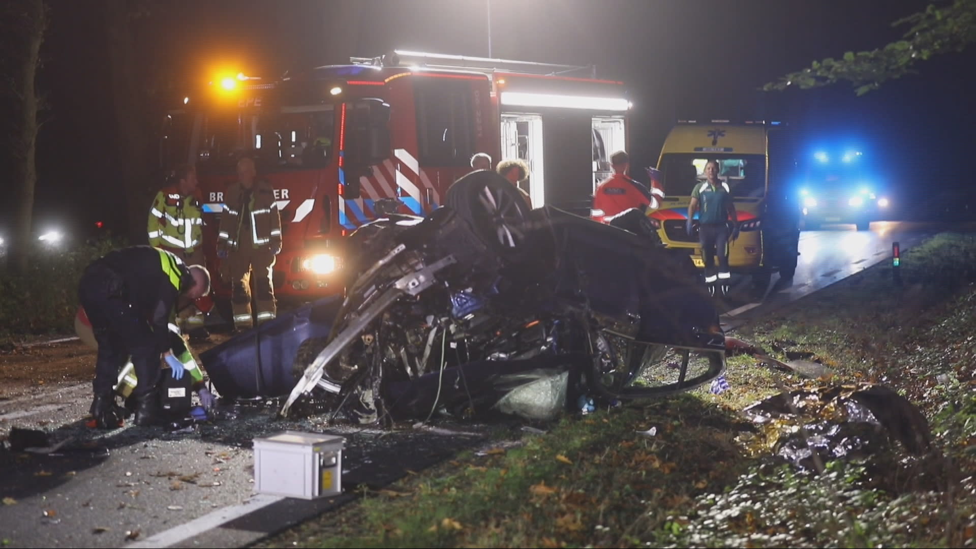 Auto over de kop na botsing op N309, inzittenden zwaargewond uit wrak gehaald