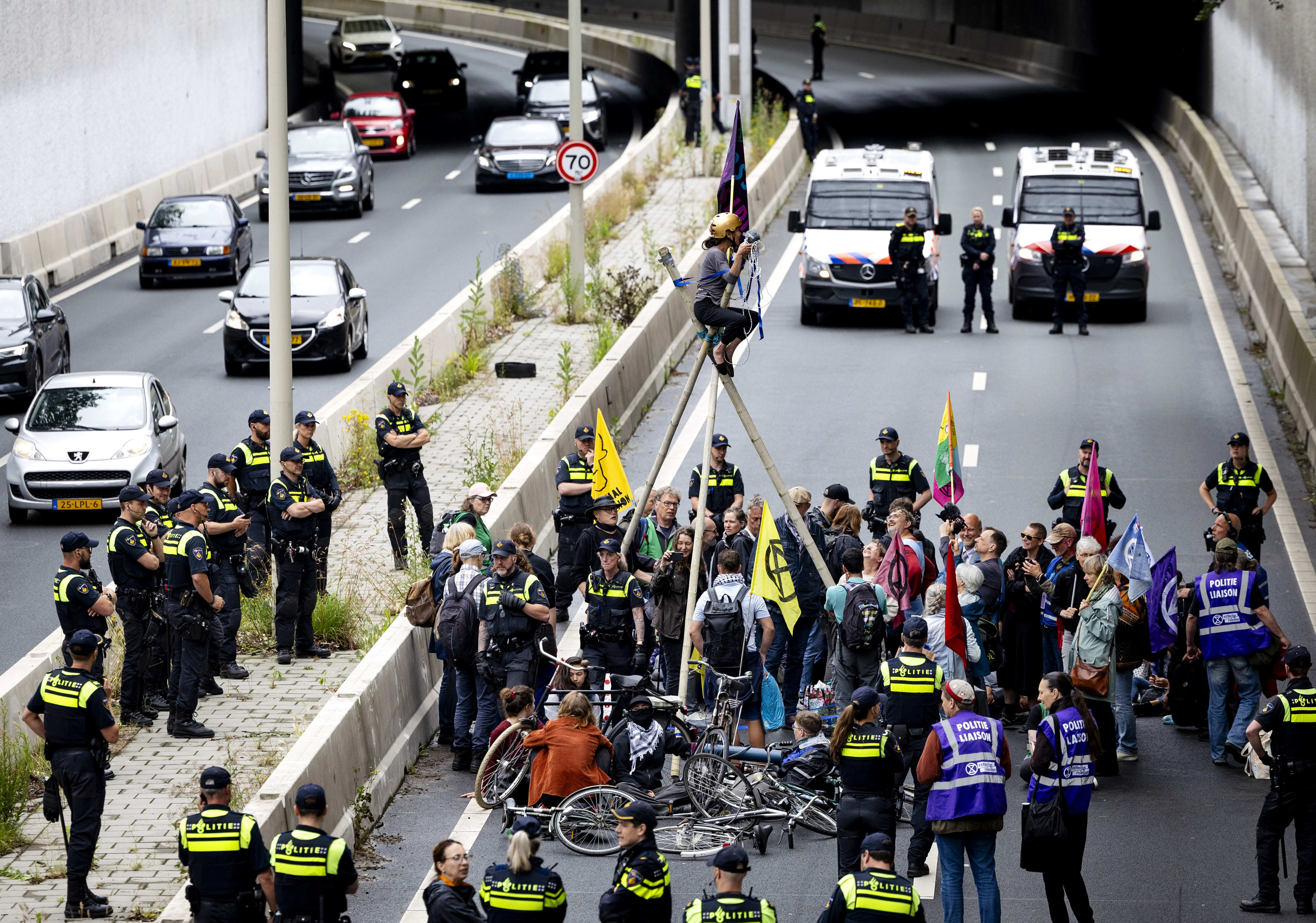 Tientallen demonstranten blokkeren A12 in Den Haag: 'We komen terug met meer'