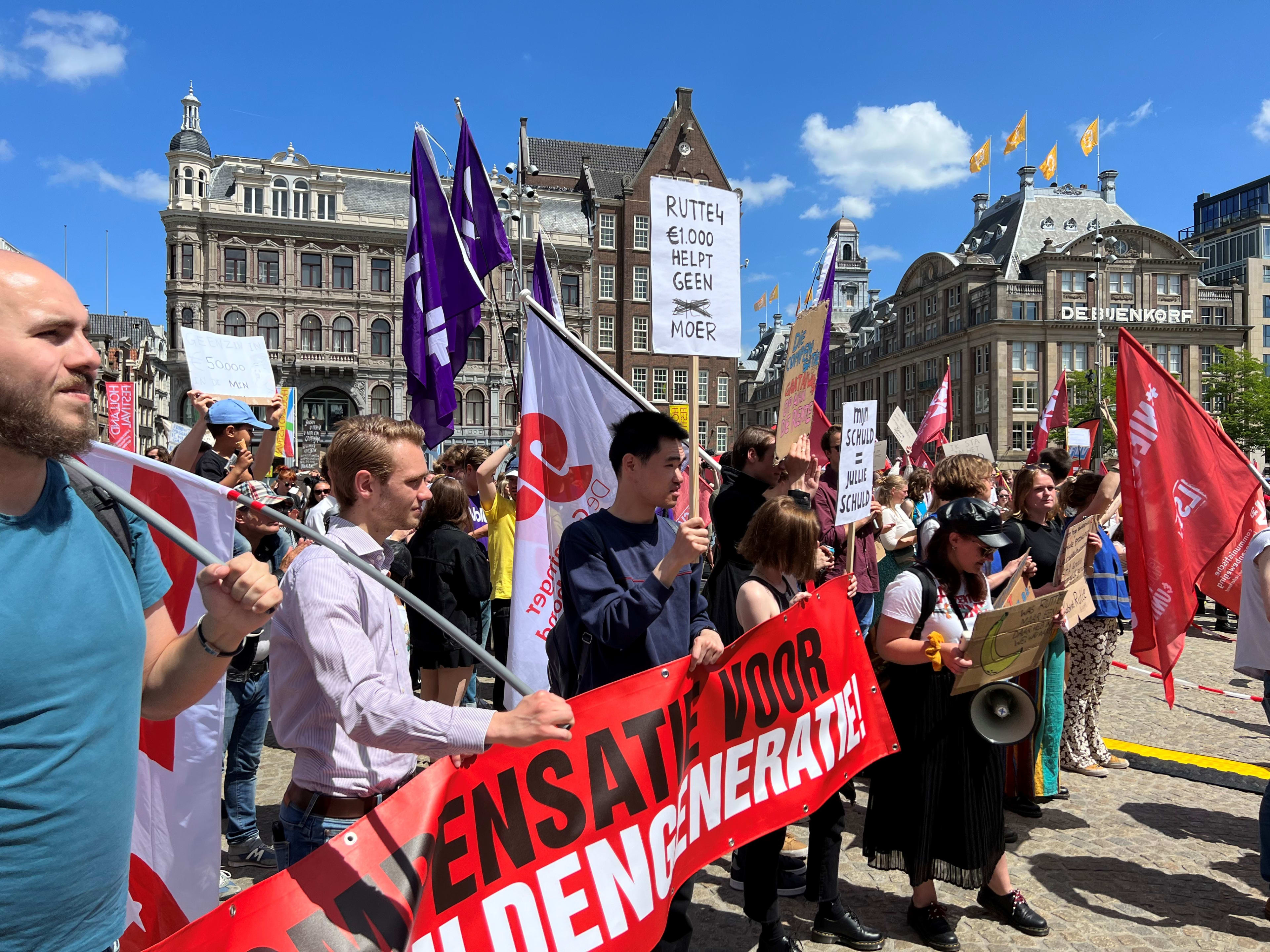 Honderden studenten protesteren in Amsterdam voor ruimere basisbeurs