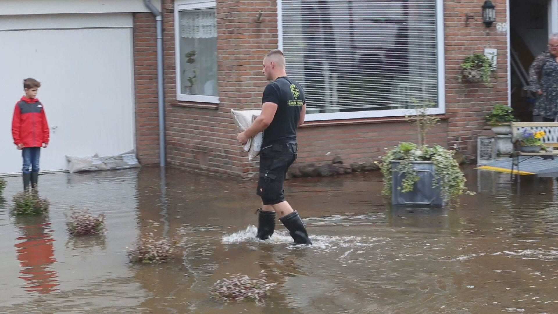 Gesprongen waterleiding zorgt voor waterballet in Mijdrecht: 'Een tsunami'