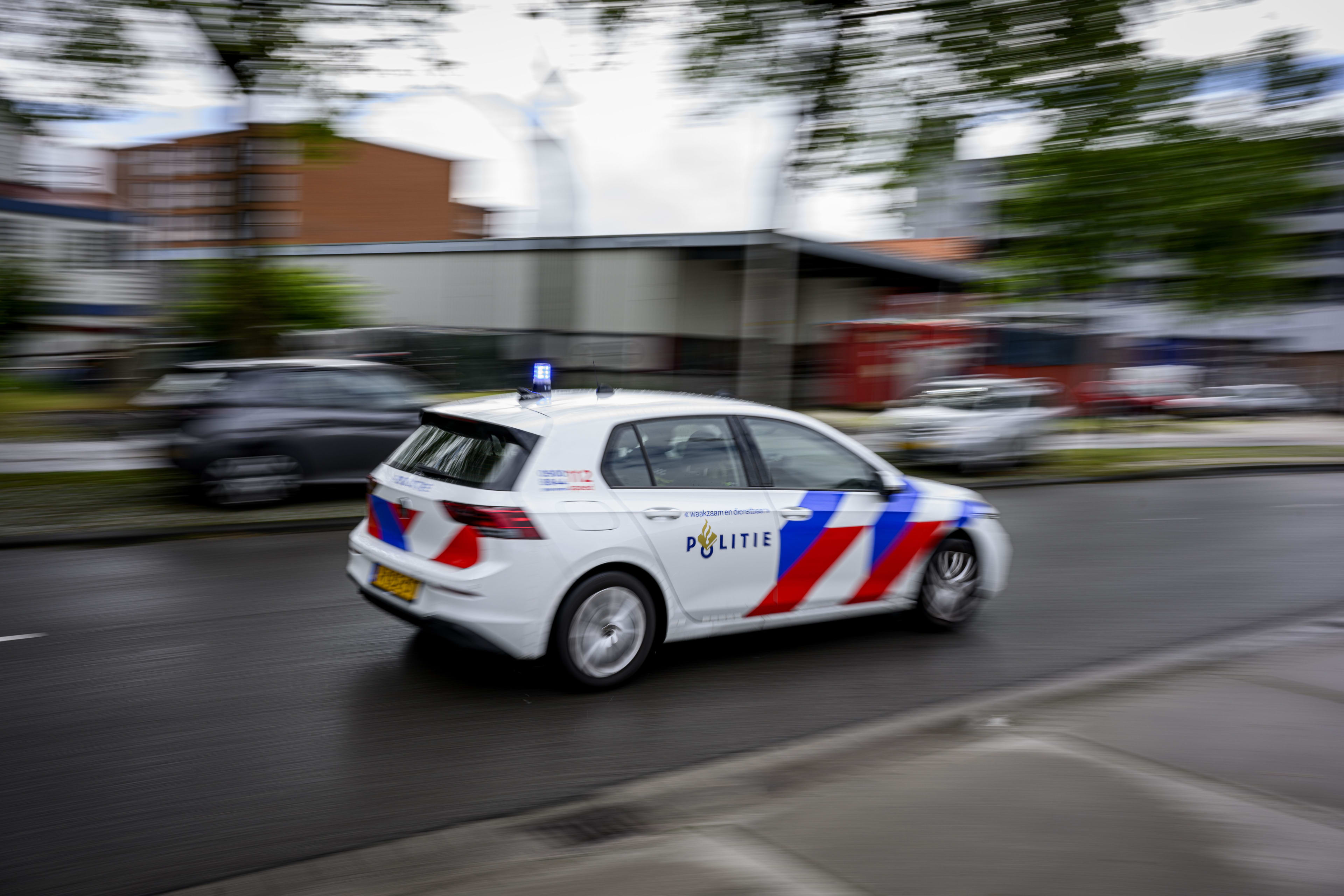 Rotterdammer probeert met meisje (5) op achterbank op politieauto in te rijden