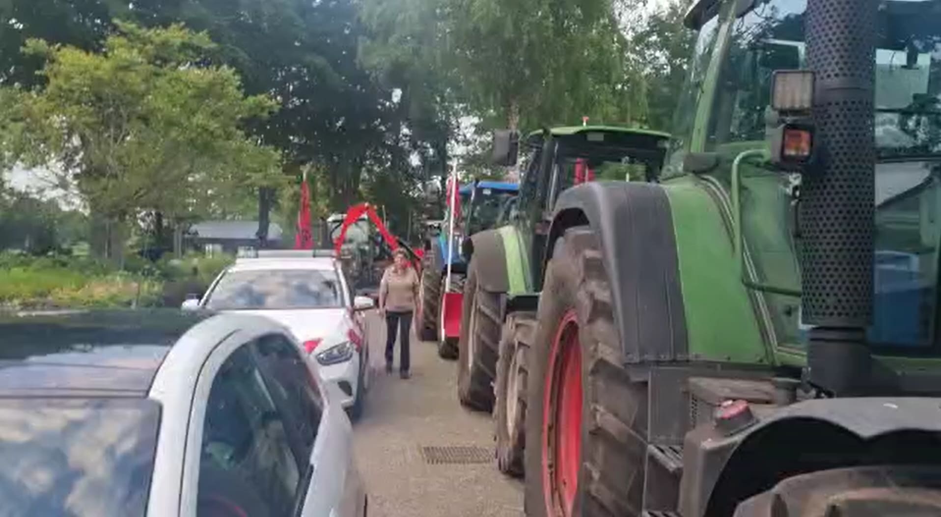 Demonstrerende boeren staan bij minister Van der Wal voor de deur met ontslagbrief