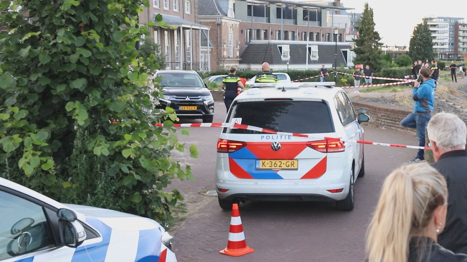 Agent schiet gericht op auto die op hem probeert in te rijden in Tiel