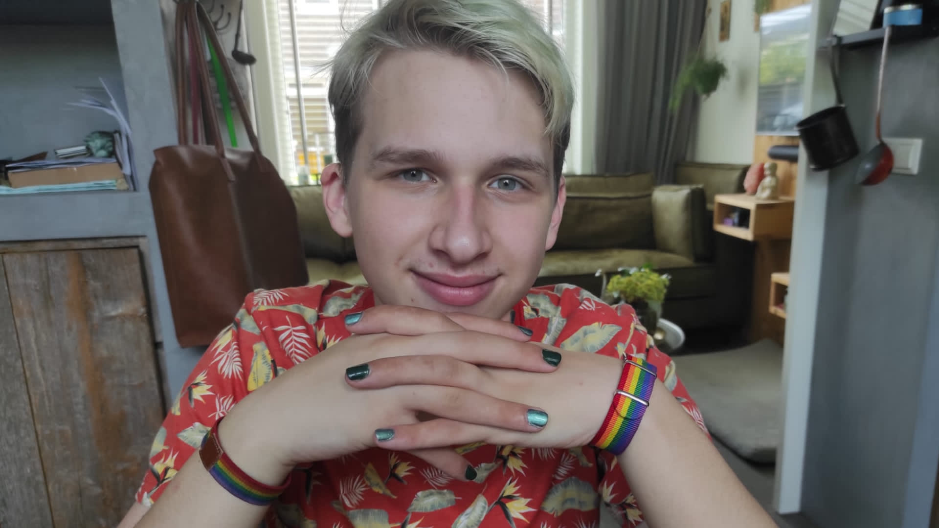 Lars (18) mag als jongen niet met gelakte nagels werken bij Jumbo: 'Puur seksisme'