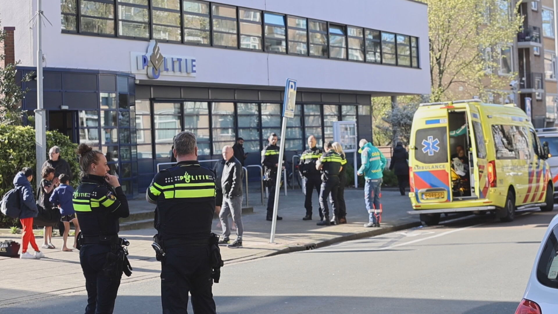 Meerdere bezoekers zwembad Den Haag met luchtwegklachten naar ziekenhuis