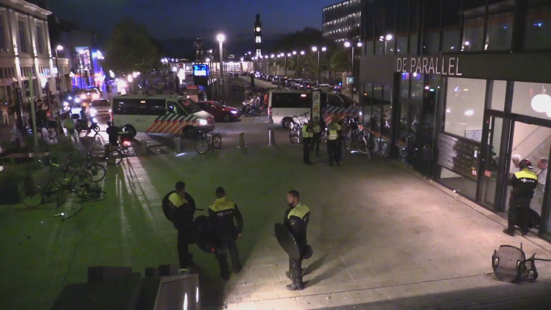 ME in actie bij rellen in Enschede: supporters FC Twente en Fiorentina bekogelen elkaar